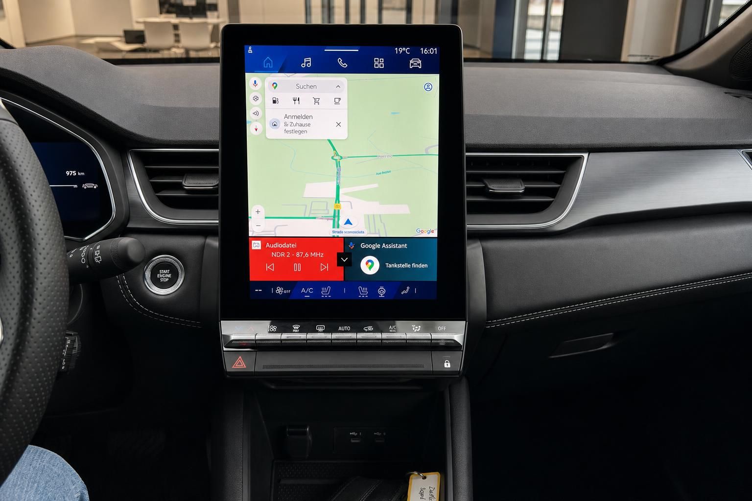 Infotainment-Display mit Navigation und Klimabedienung