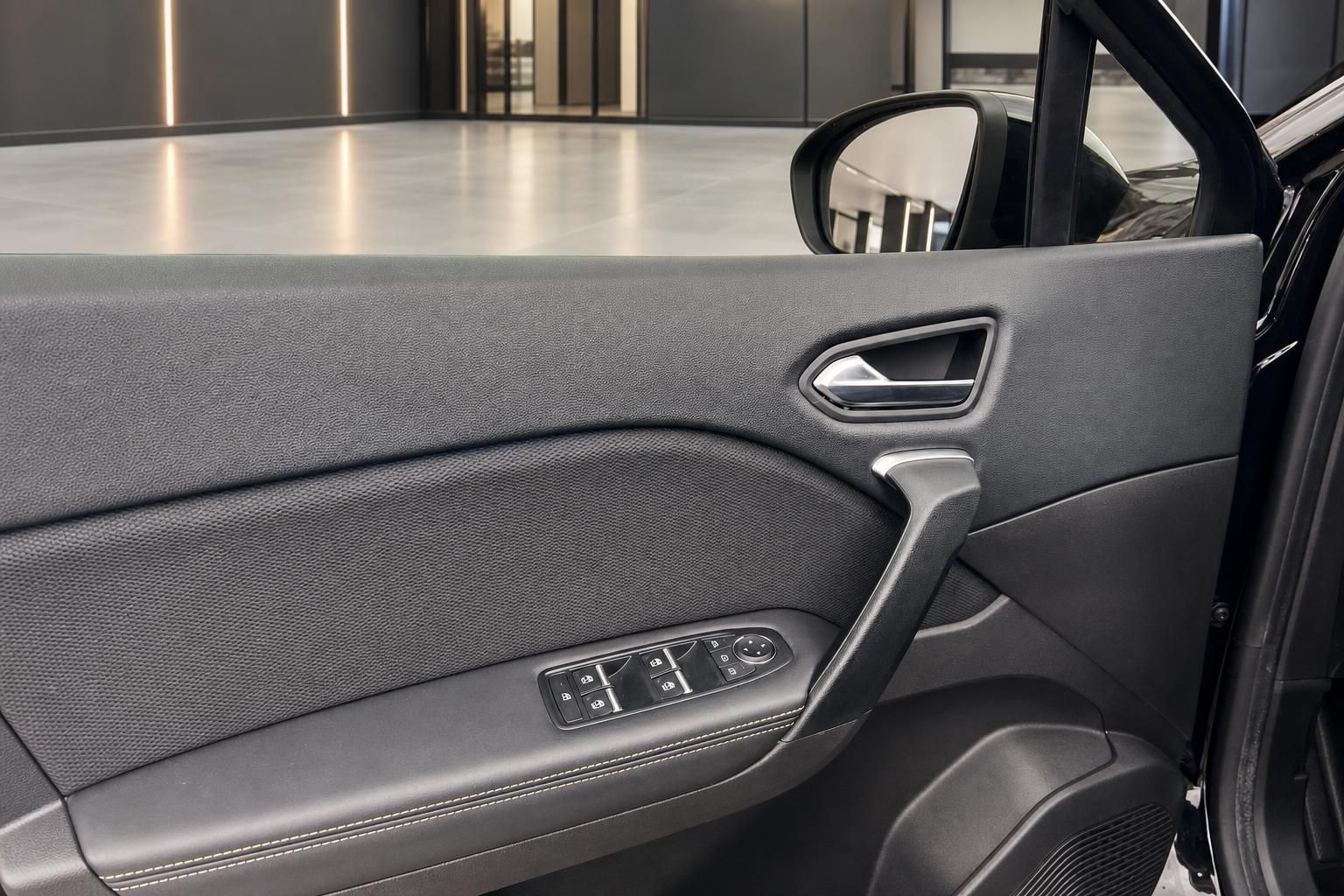 Türverkleidung mit Fensterheber und Türgriff im Detail
