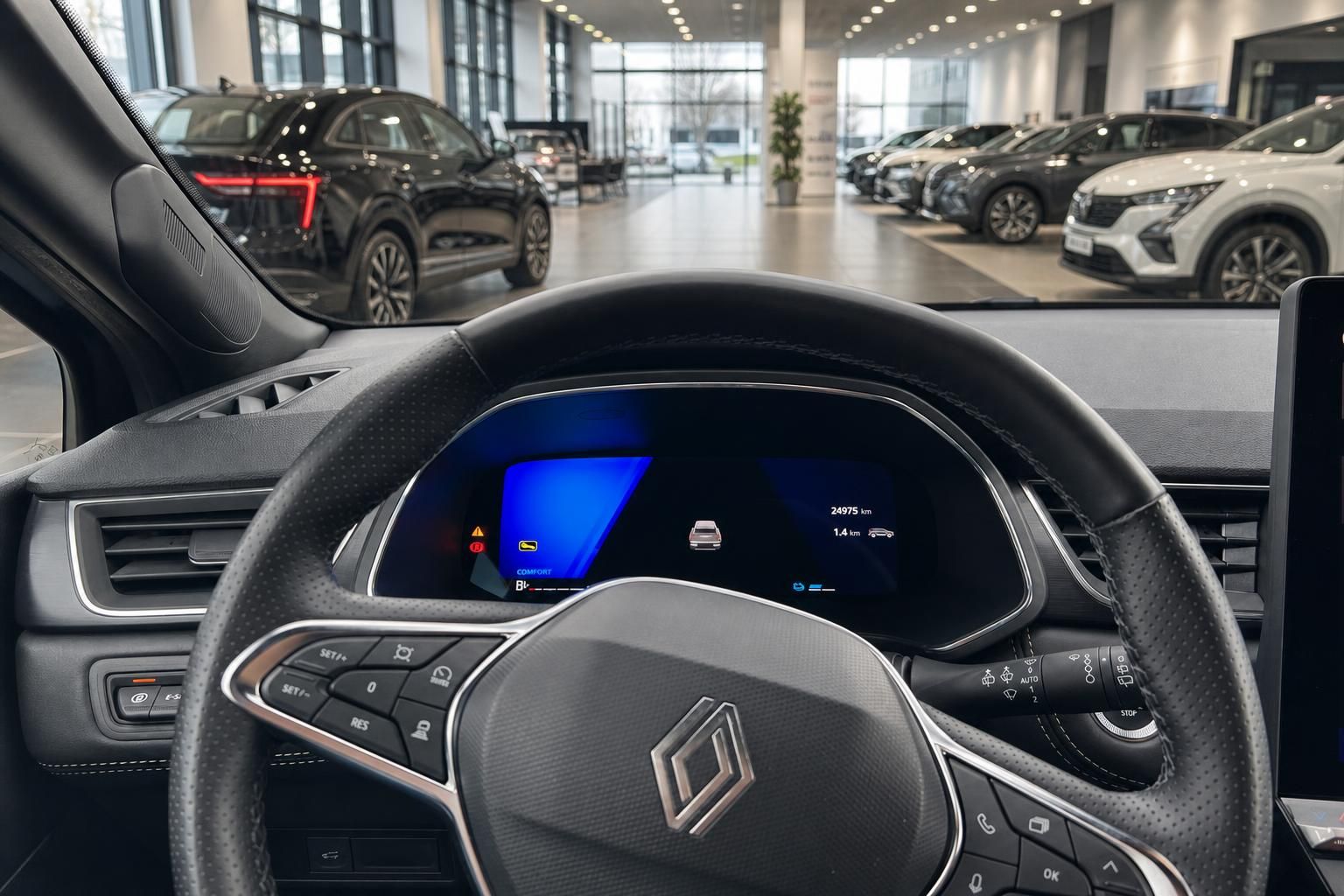Cockpit mit Lenkrad und digitalem Kombiinstrument im Autohaus Showroom