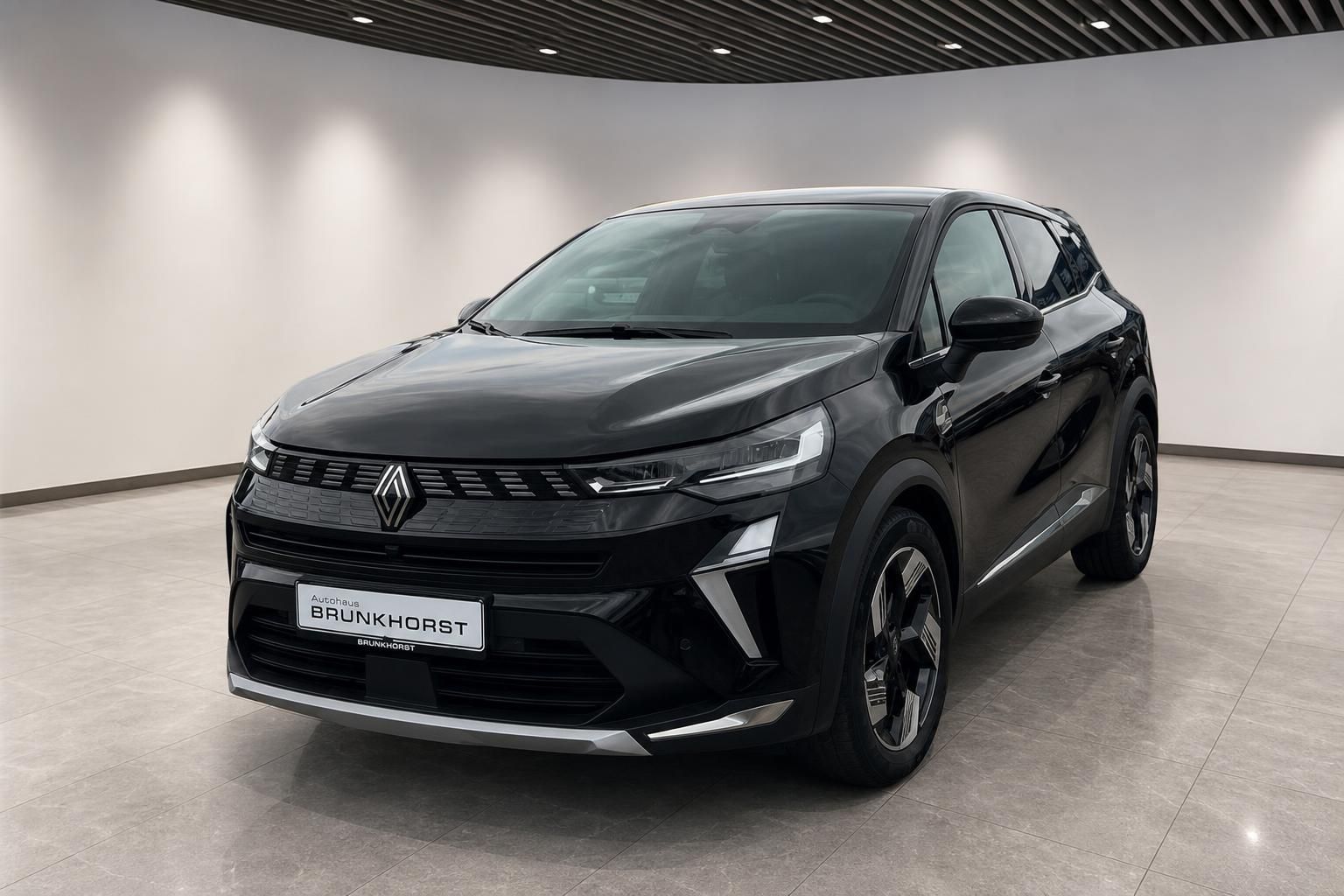 Renault Symbioz schwarz metallic Frontansicht seitlich im Showroom