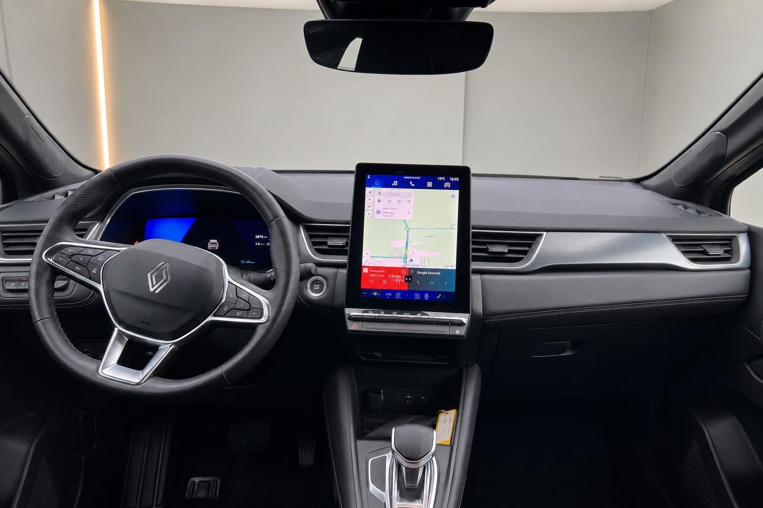 Renault Symbioz Cockpit mit Touchscreen Navigation und Lenkrad