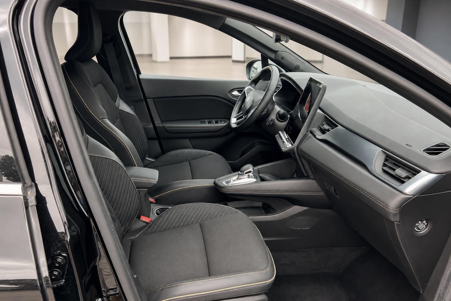 Fahrzeuginnenraum mit schwarzen Sportsitzen und Cockpit