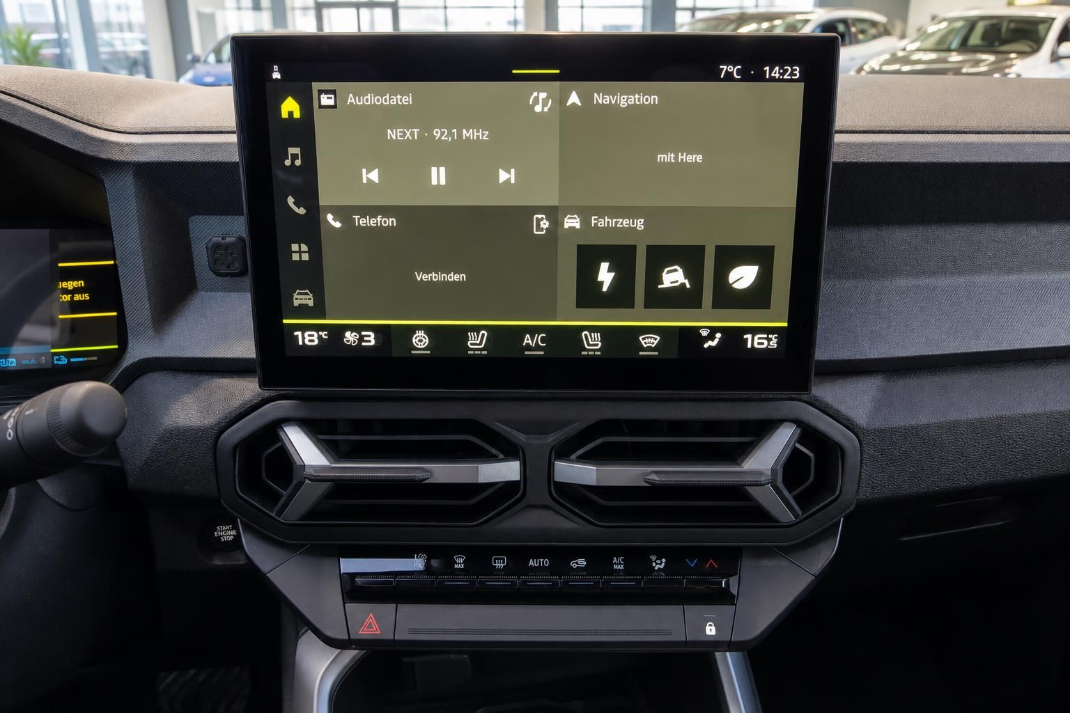 Infotainment-System mit Navigation und Klimasteuerung im Fahrzeug-Armaturenbrett
