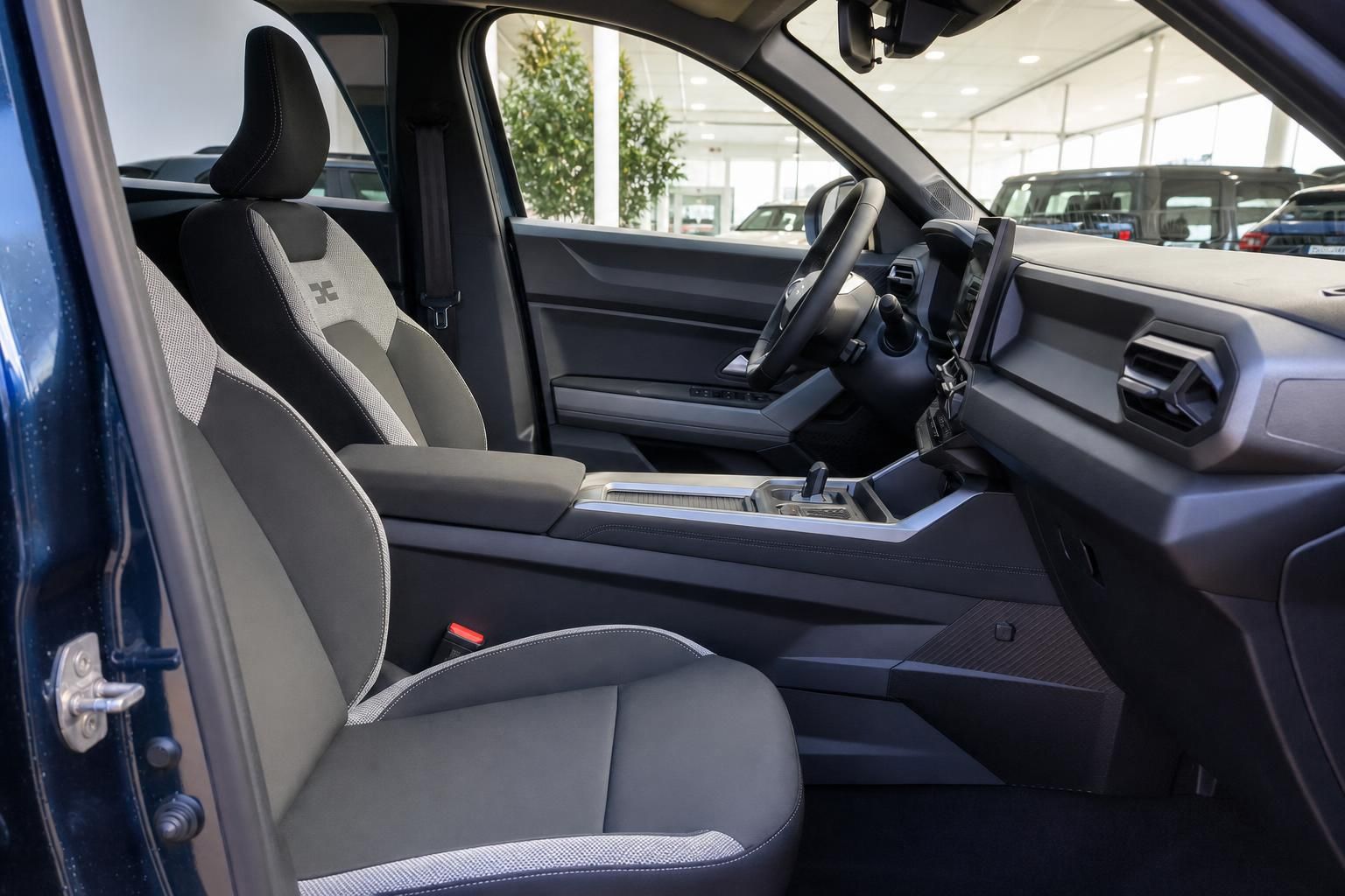 Fahrzeug Innenraum mit grau-schwarzer Ausstattung und Automatikgetriebe im Autohaus