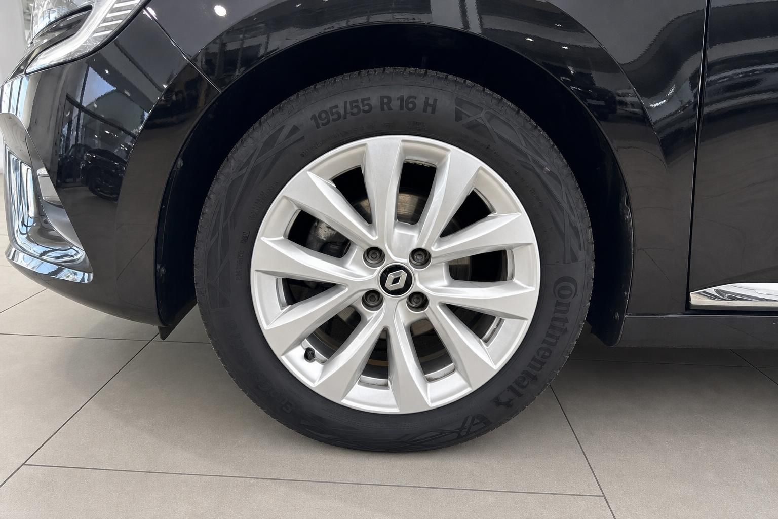 Renault Clio Detailaufnahme der silbernen Leichtmetallfelge mit Michelin-Bereifung