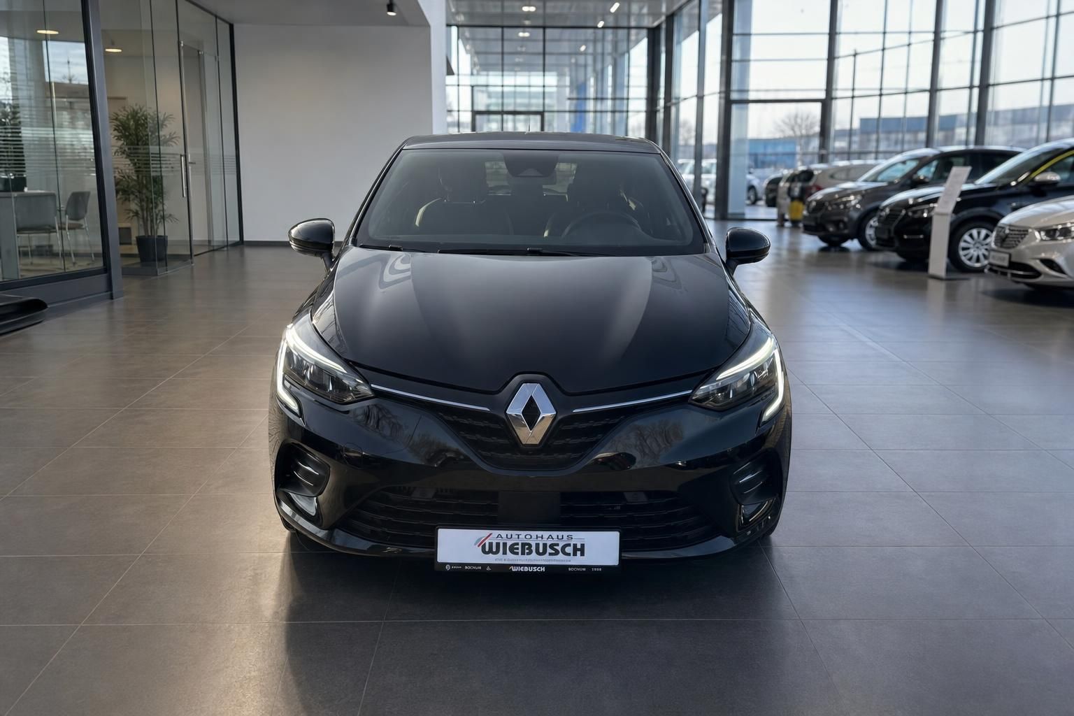 Renault Clio Frontansicht in schwarz mit modernen LED-Scheinwerfern und Renault-Logo