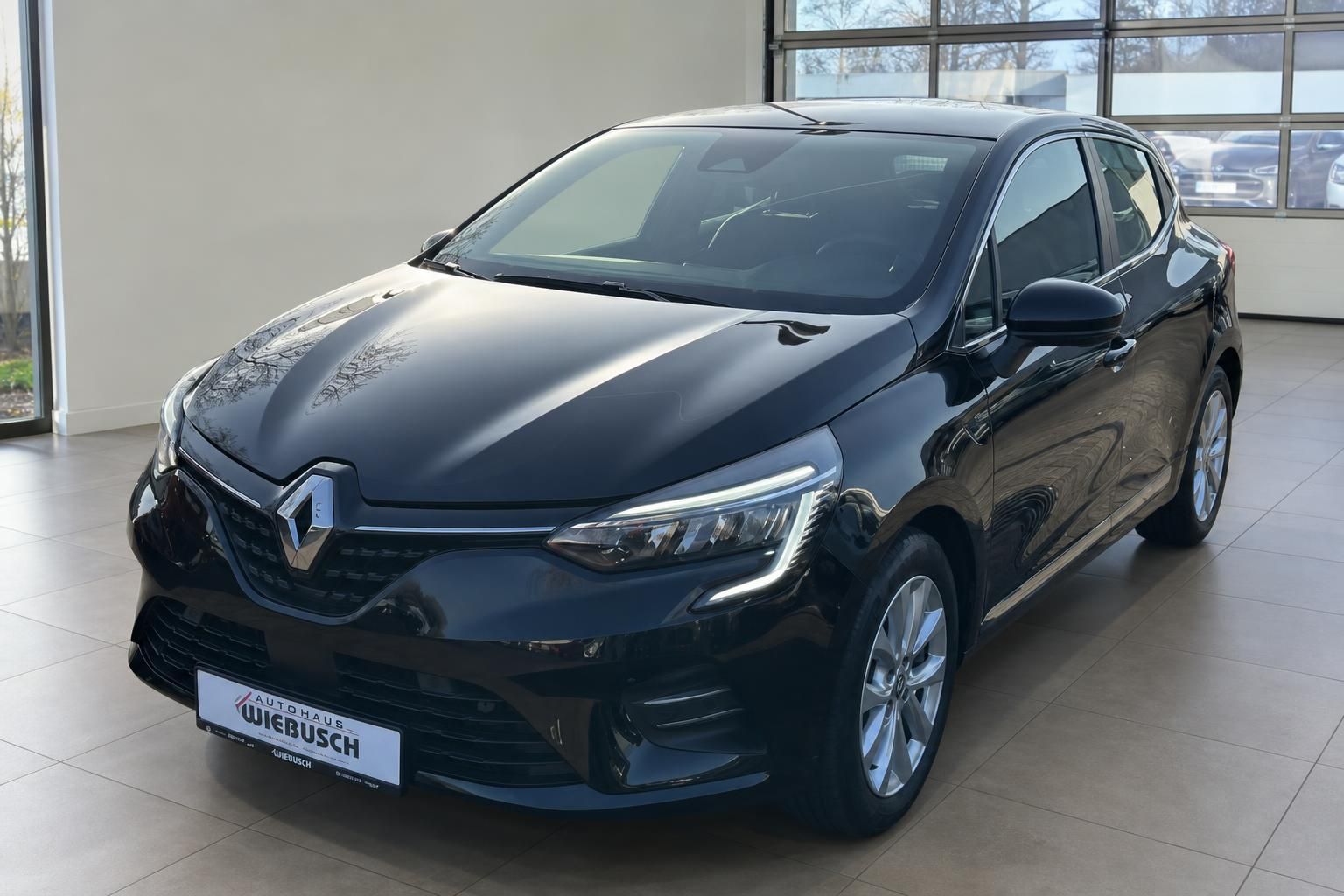 Schwarzer Renault Clio im Autohaus - Frontansicht mit LED-Scheinwerfern und Renault-Logo