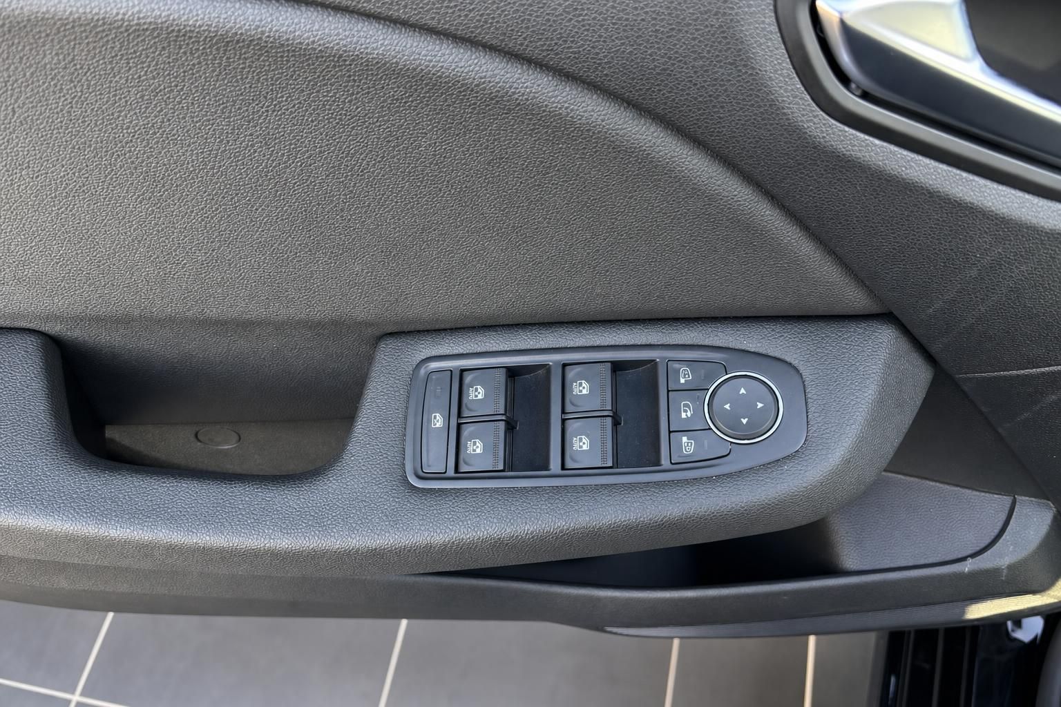 Renault Innenausstattung - Türverkleidung mit Fensterheber- und Spiegelsteuerung Detail