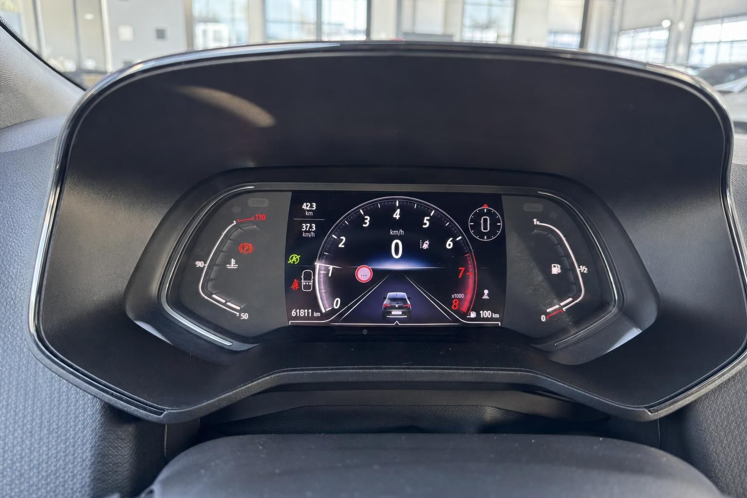 Digitales Kombiinstrument eines Renault Clio mit Tachometer und Infotainment-Display