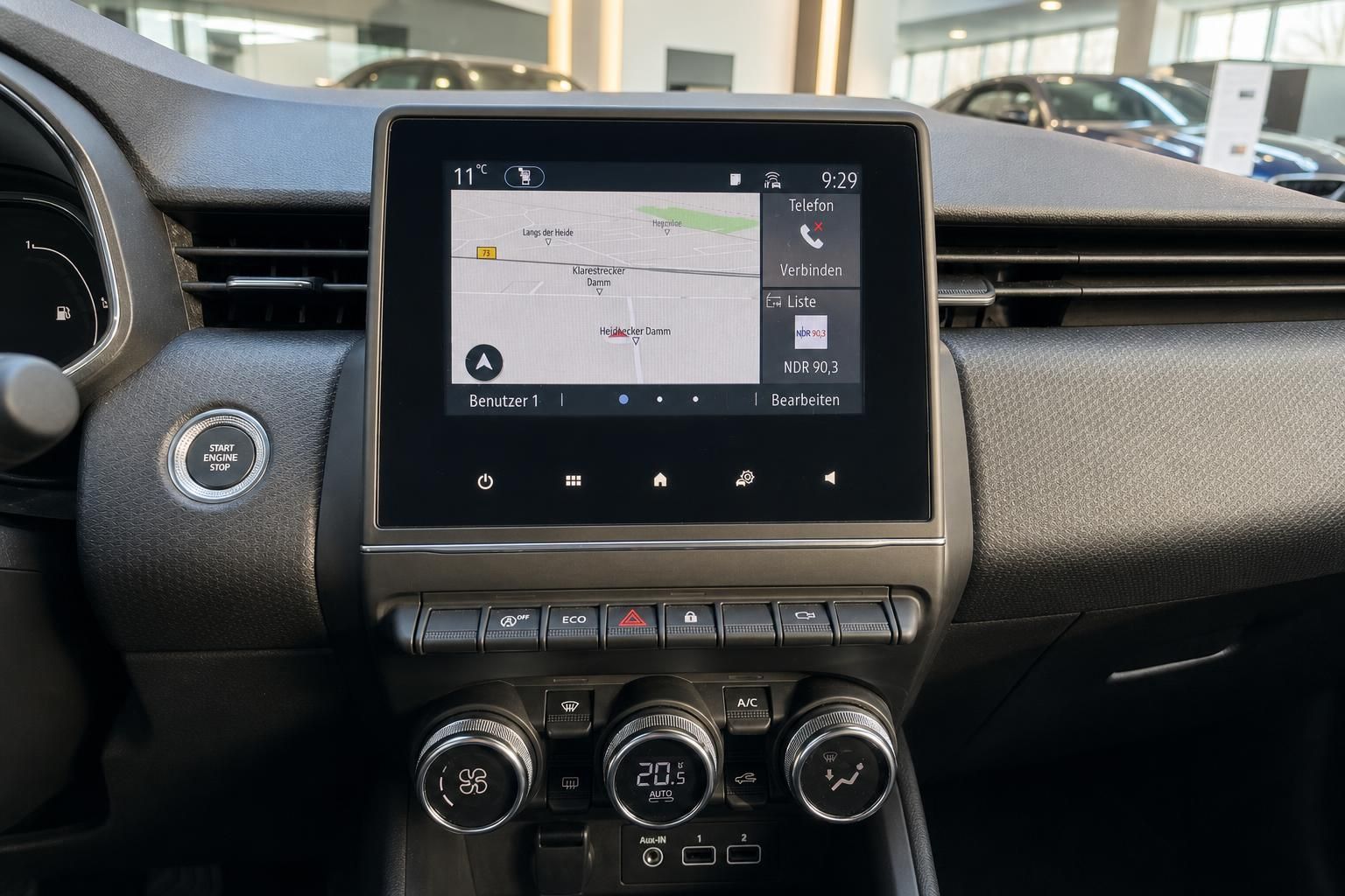Infotainment-System mit Navigation und Klimasteuerung im Renault Clio Armaturenbrett