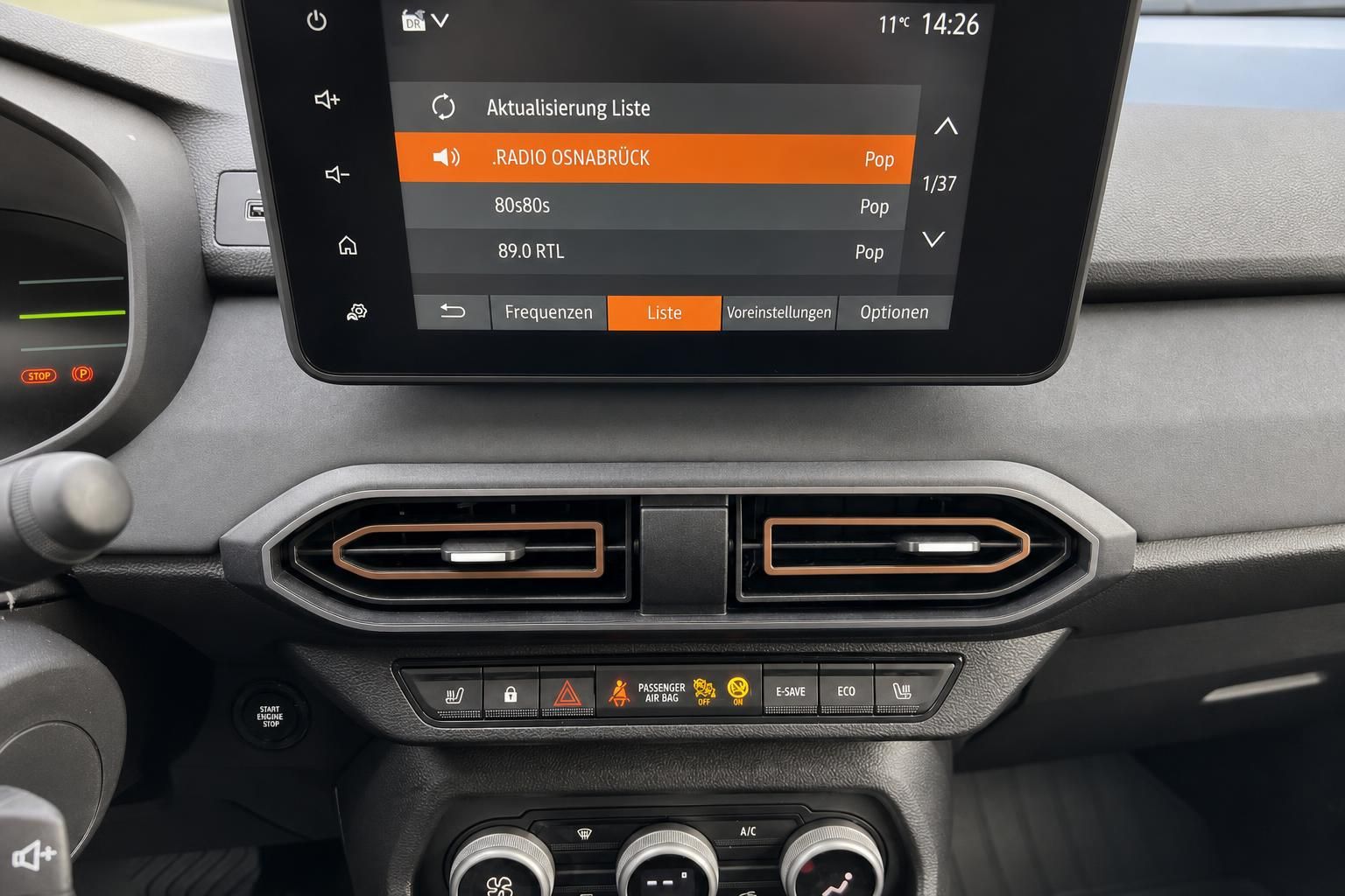 Dacia Infotainment-System mit Touchscreen, Radiosender-Auswahl und Klimabedienung