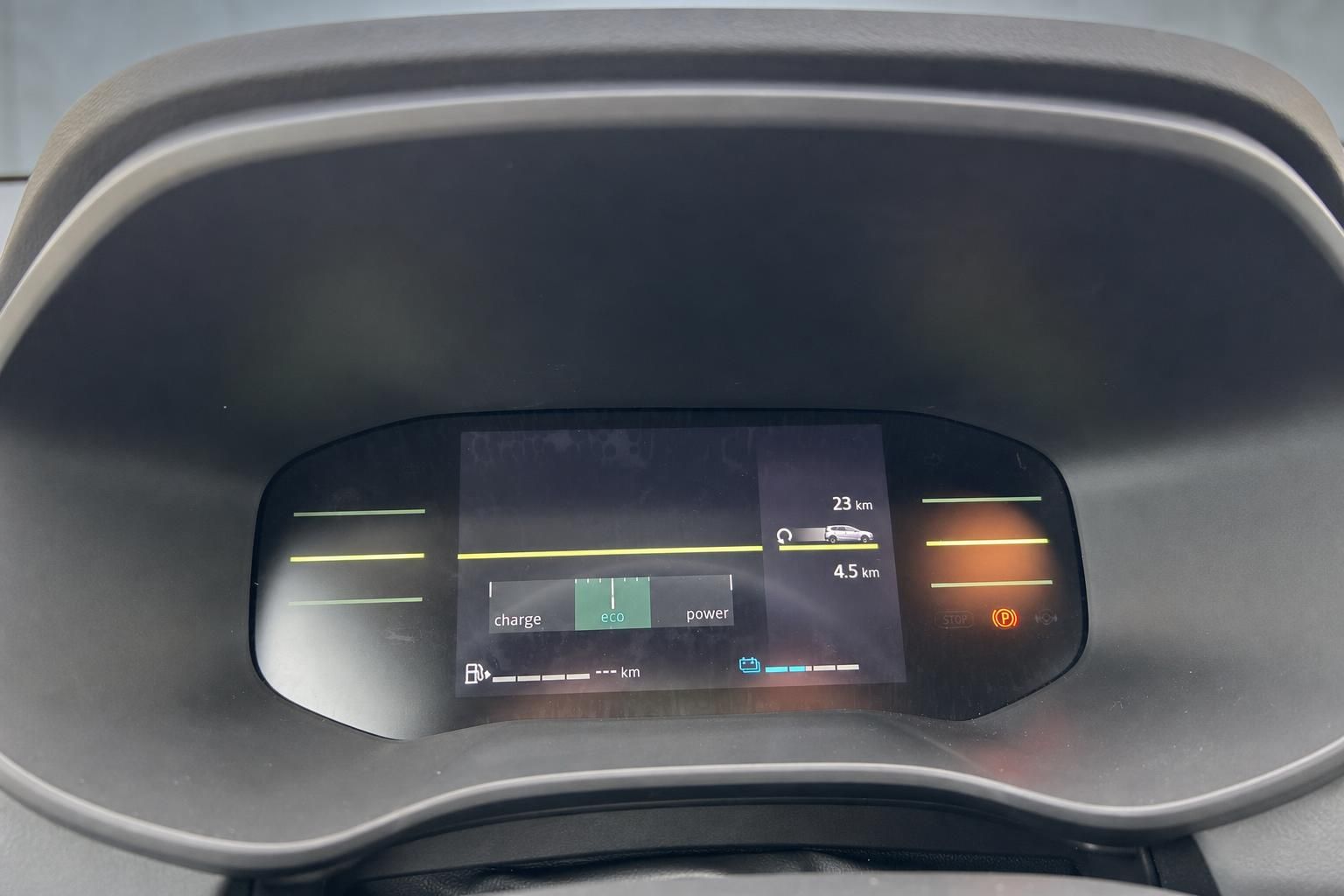 Digitales Kombiinstrument mit Elektroauto-Anzeige - Reichweite und Lademodus Display