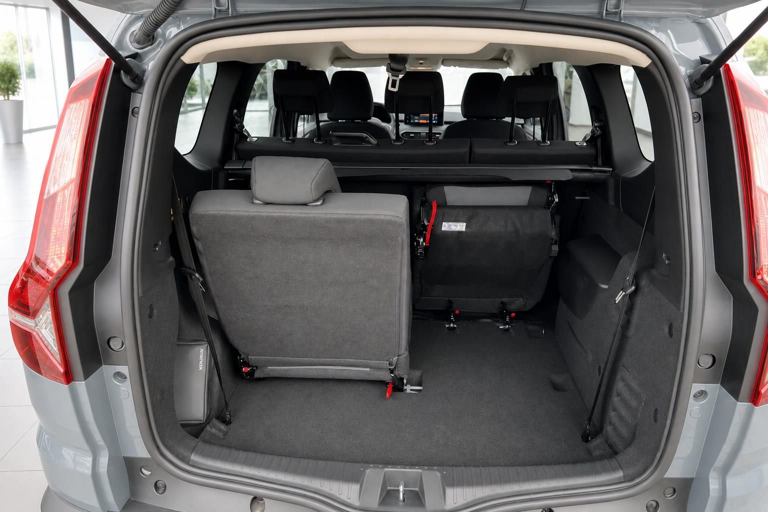 Dacia Kofferraum mit umklappbaren Sitzen und großzügigem Ladebereich