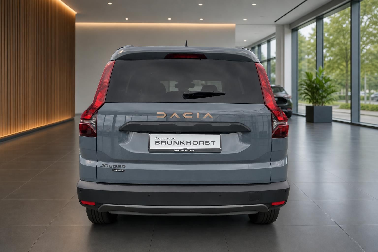 Dacia Jogger Hybrid grau - Heckansicht mit LED-Rückleuchten und Markenschriftzug