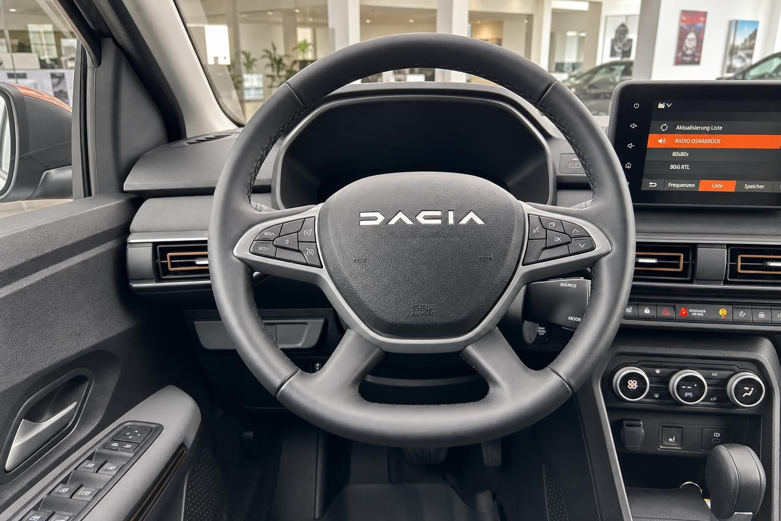 Dacia Jogger Innenraum - Lenkrad, Cockpit und Infotainment-System mit Touchscreen