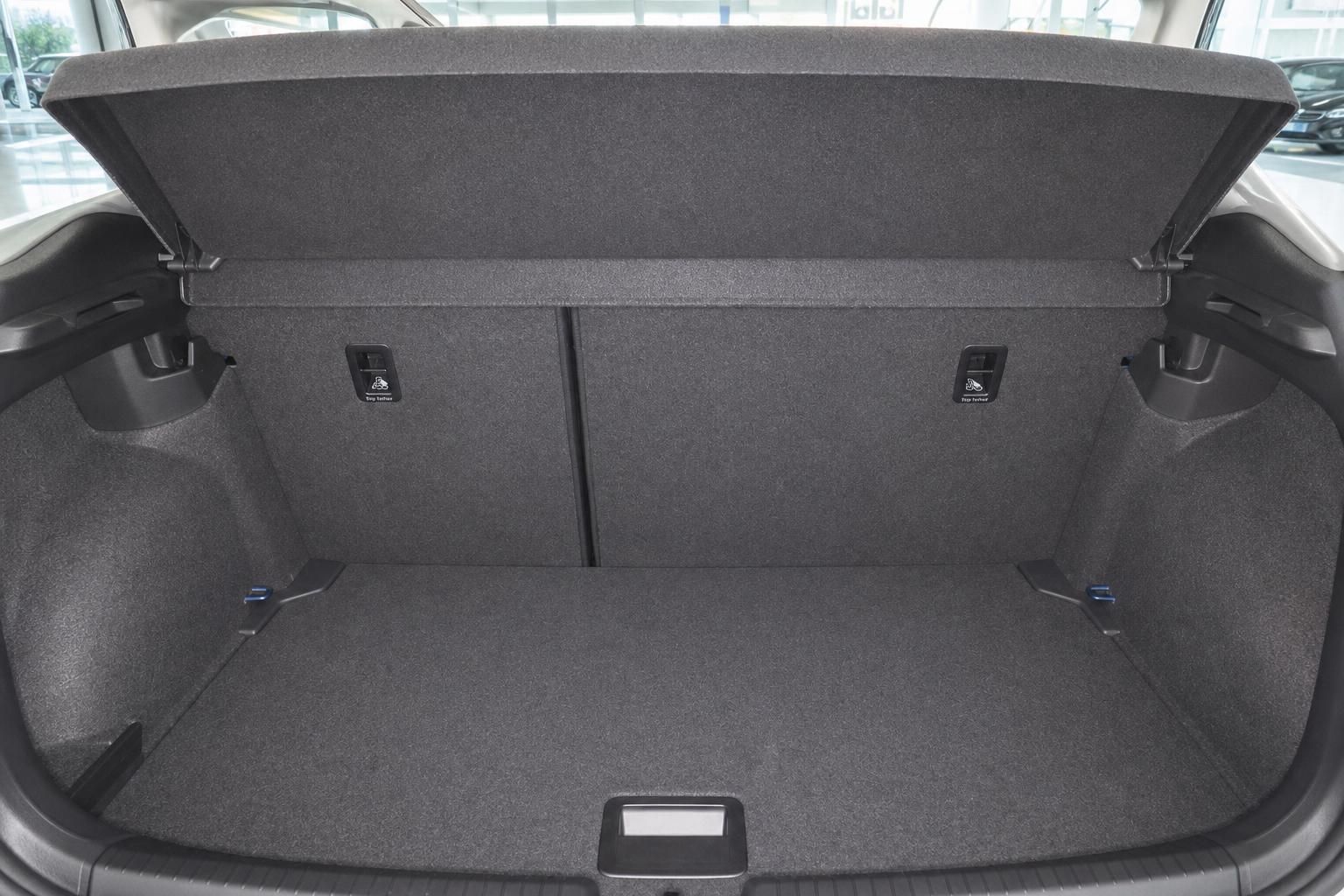 VW Polo Kofferraum leer mit geoeffneter Heckklappe im Detail