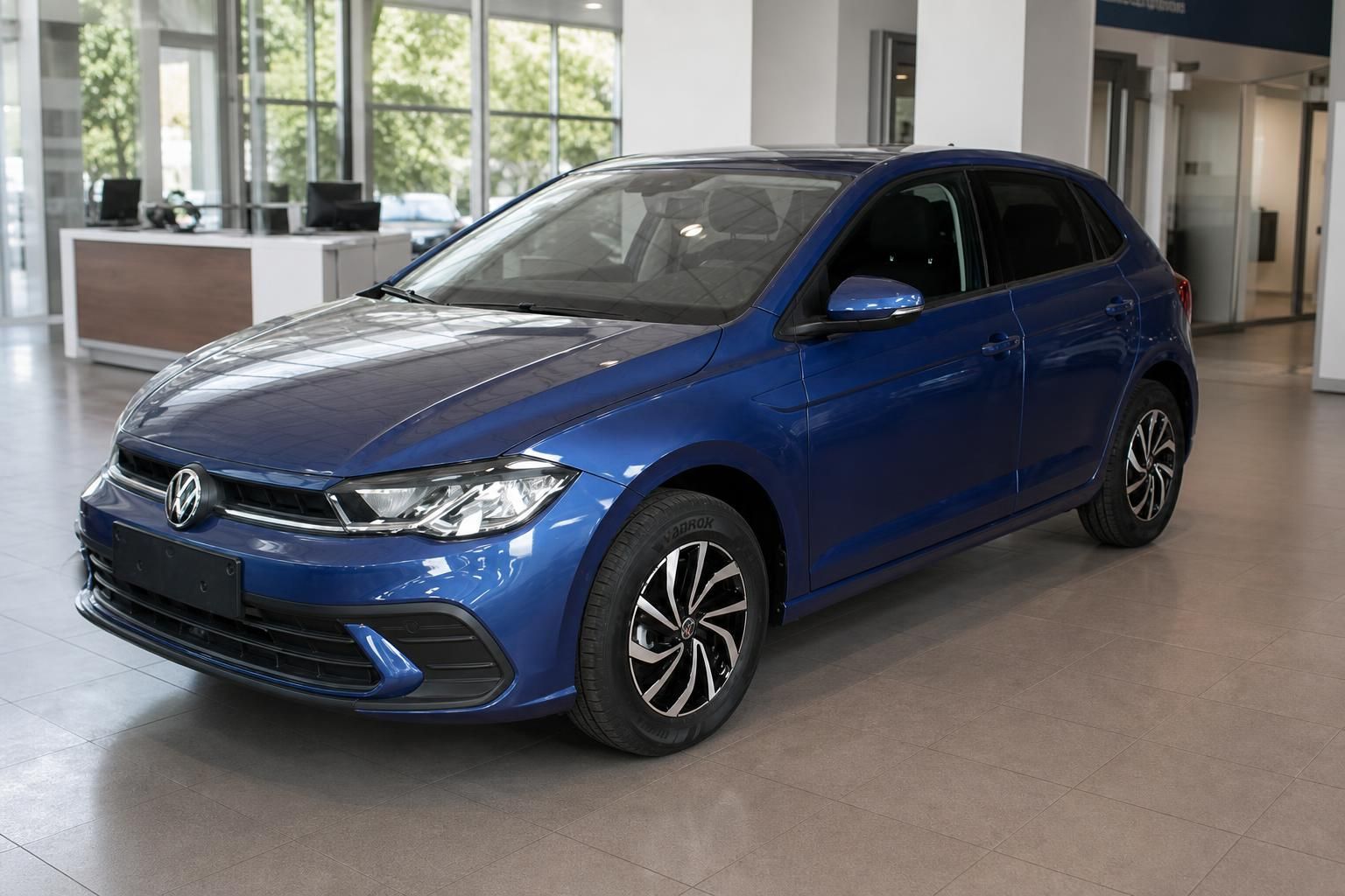 VW Polo blau Frontansicht schraeg im modernen Autohaus
