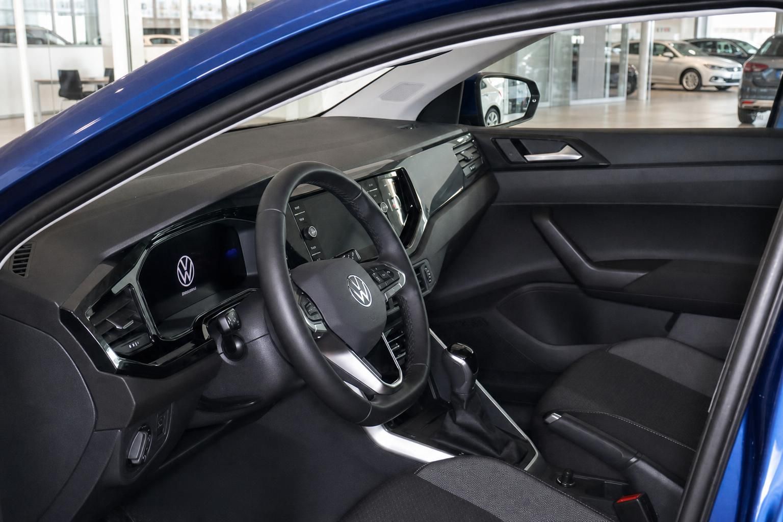 VW Polo Innenraum Blick durch Fahrertür auf Cockpit