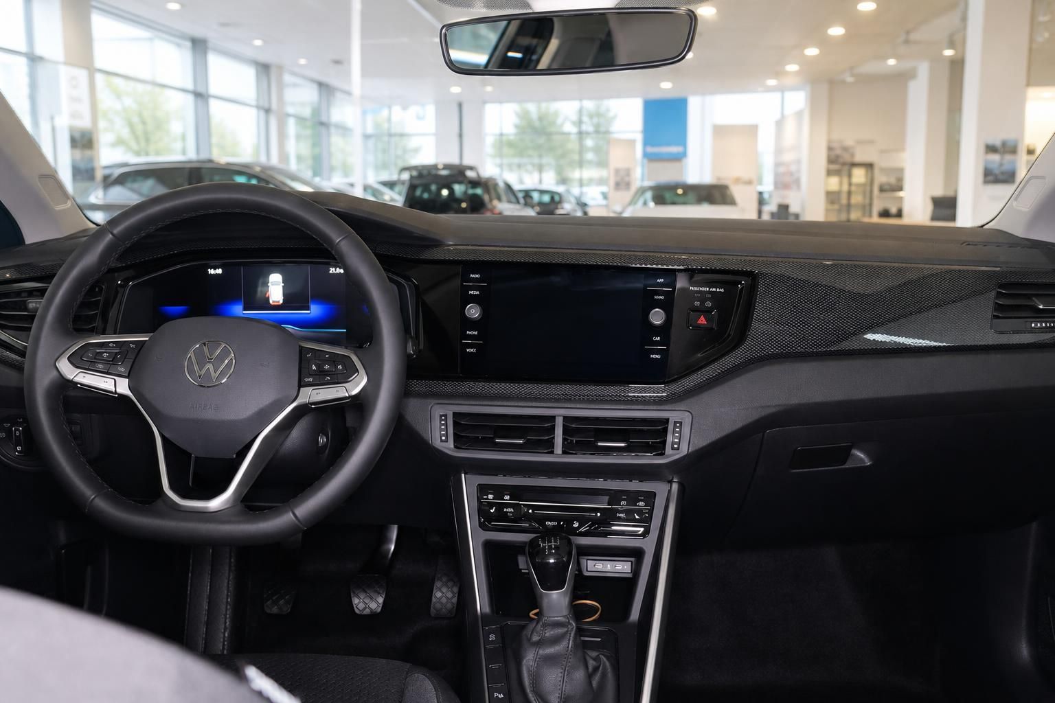 VW Polo Innenraum Cockpit mit Lenkrad und Infotainment
