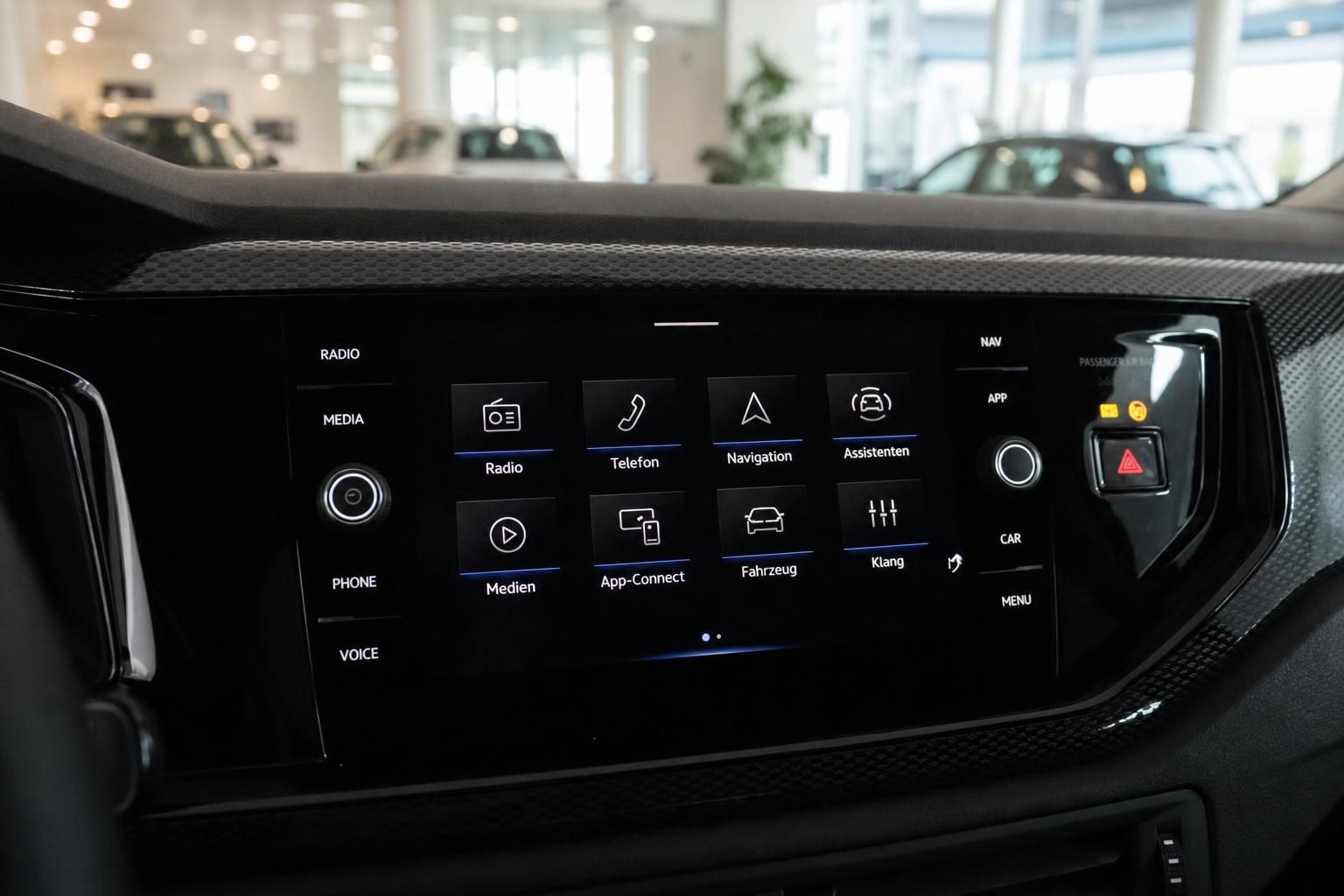 Infotainment-Touchscreen mit Navigations- und Mediensymbolen im VW Cockpit