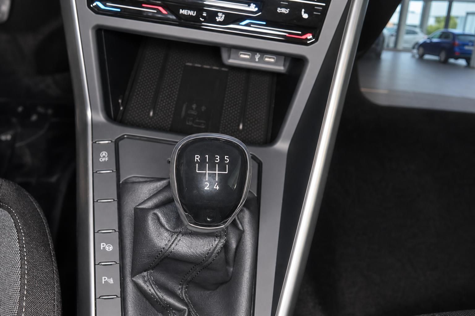 Schaltknauf mit 5-Gang-Schaltschema und Mittelkonsole im VW Innenraum