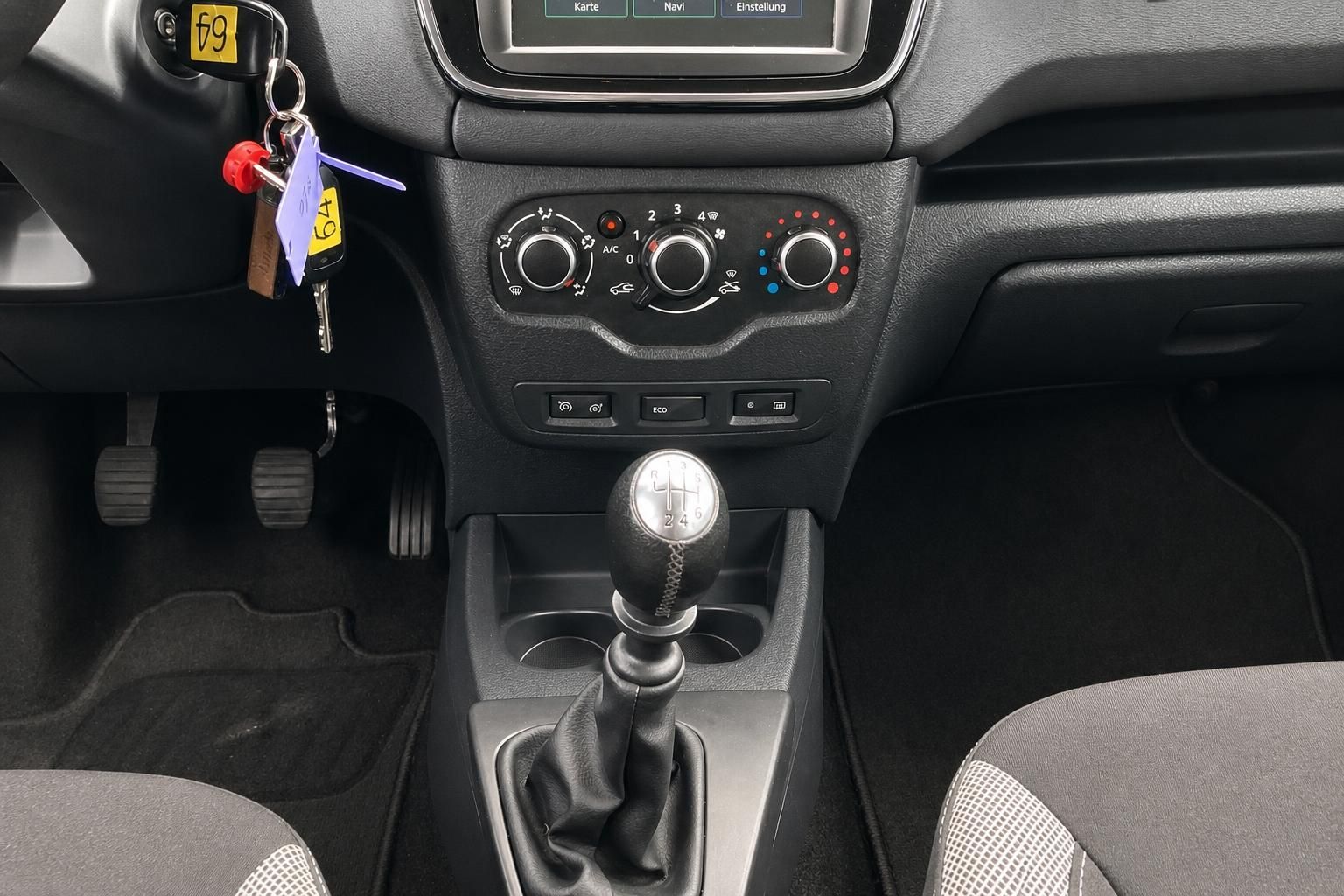 Dacia Mittelkonsole mit Schaltknauf und Klimabedienung im Detail