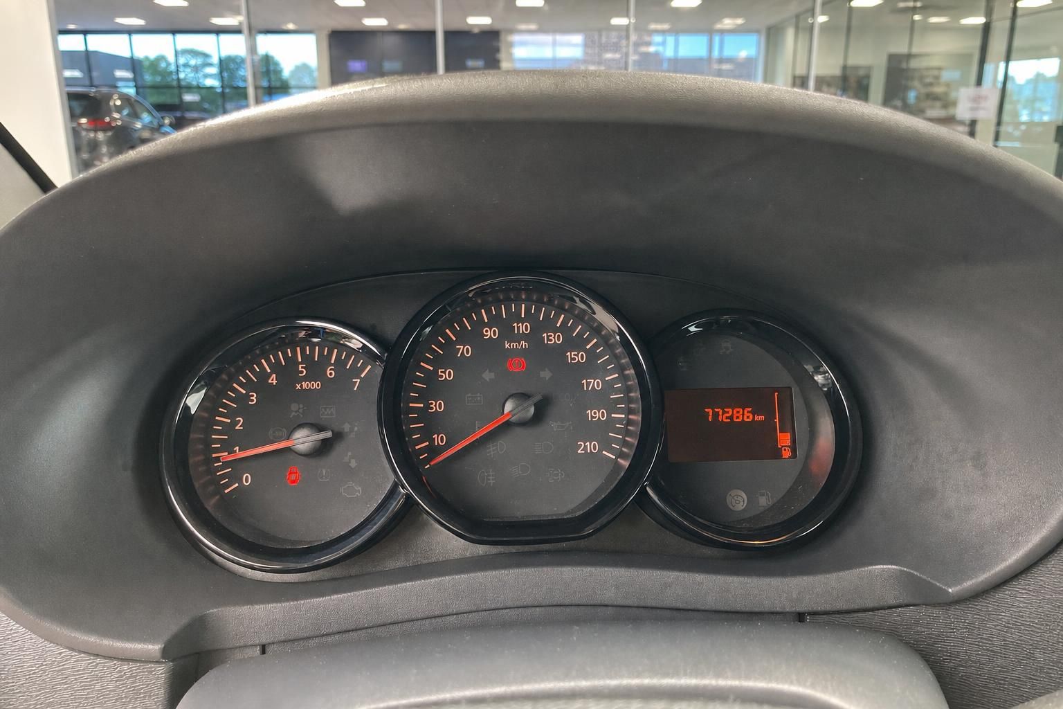 Tachoanzeige eines Dacia mit Kilometerstand 77.286 km im Cockpit