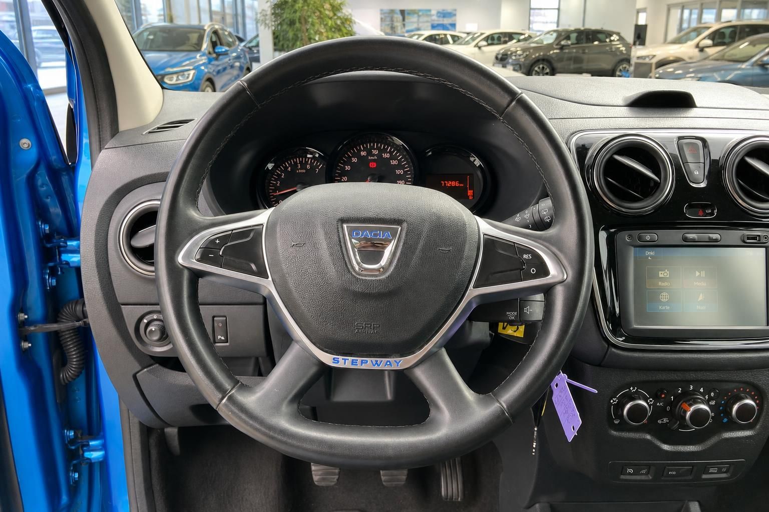 Lenkrad und Cockpit Dacia Sandero Stepway mit Multifunktionsdisplay