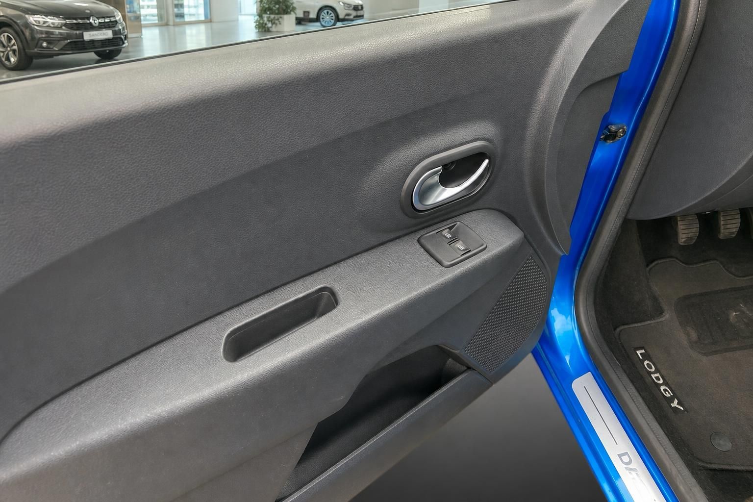 Türverkleidung und Einstiegsleiste Dacia Lodgy im Detail