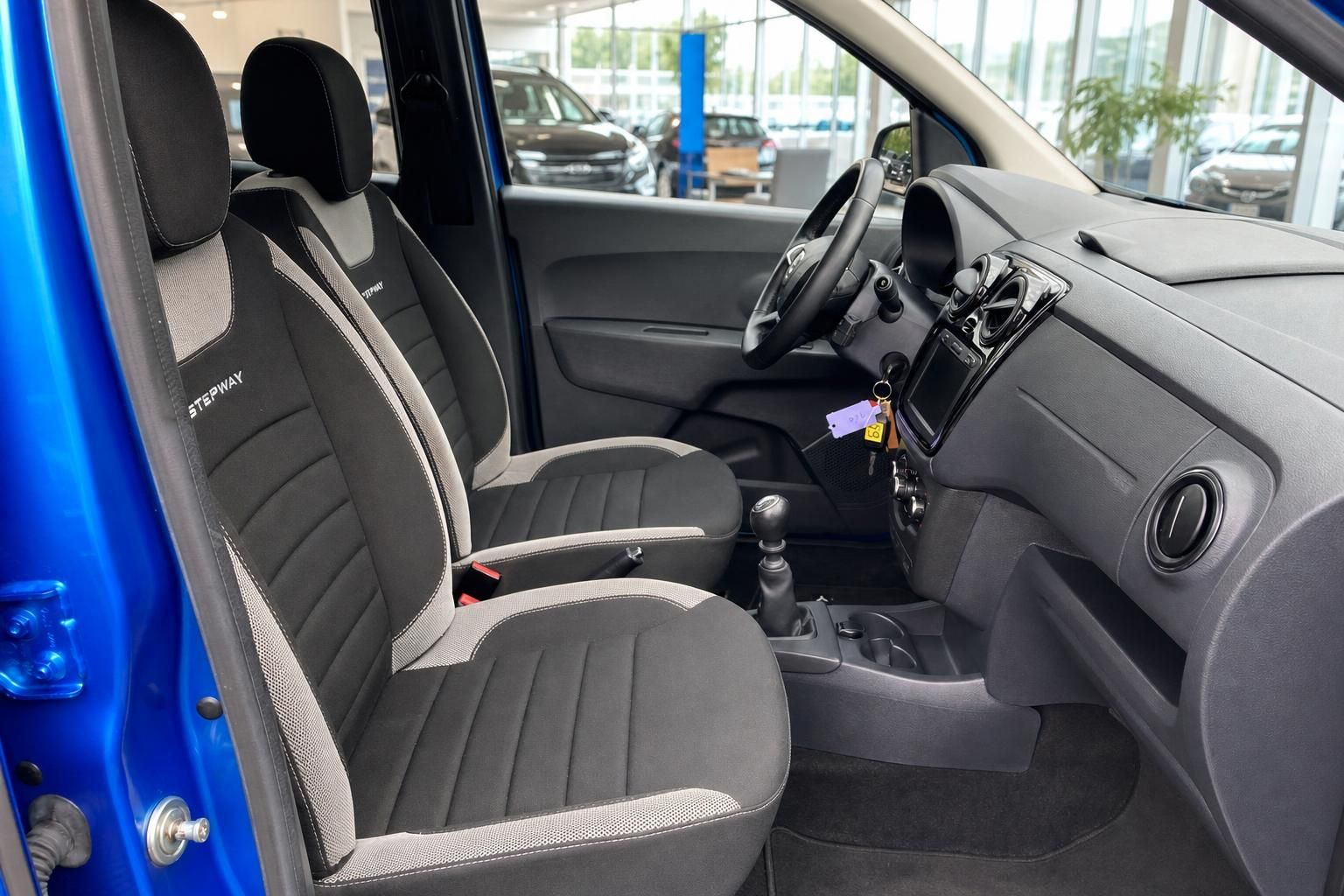Innenraum Dacia Stepway mit Sitzen und Armaturenbrett in Blau-Schwarz
