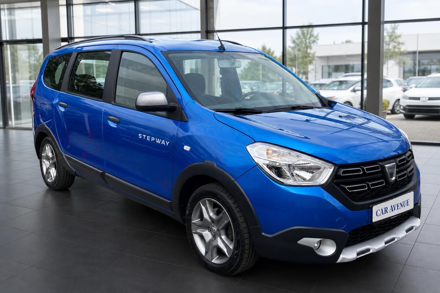 Dacia Lodgy Stepway blau, Frontansicht im Autohaus