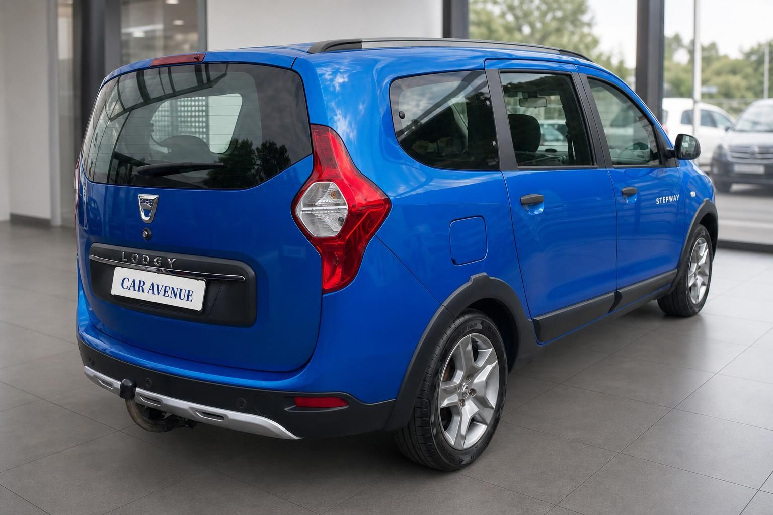 Dacia Lodgy Stepway blau, Heckansicht schräg im Autohaus