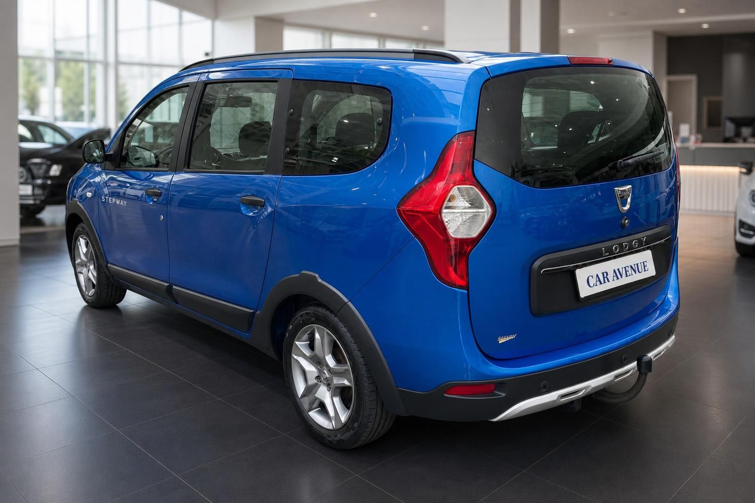 Dacia Lodgy Stepway blau, Heckansicht im Showroom