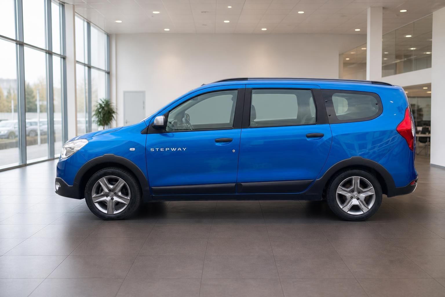 Dacia Lodgy Stepway blau, Seitenansicht im Showroom