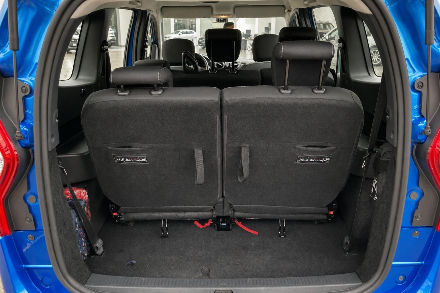 Dacia Lodgy Stepway Kofferraum mit umgeklappter Rueckbank, blau