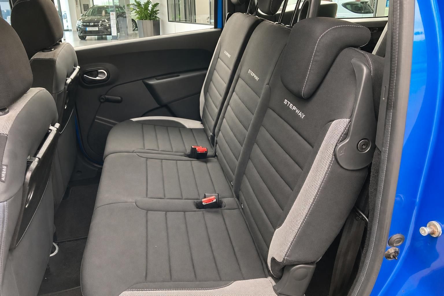 Dacia Stepway Rueckbank Innenraum Ansicht in blauem Fahrzeug