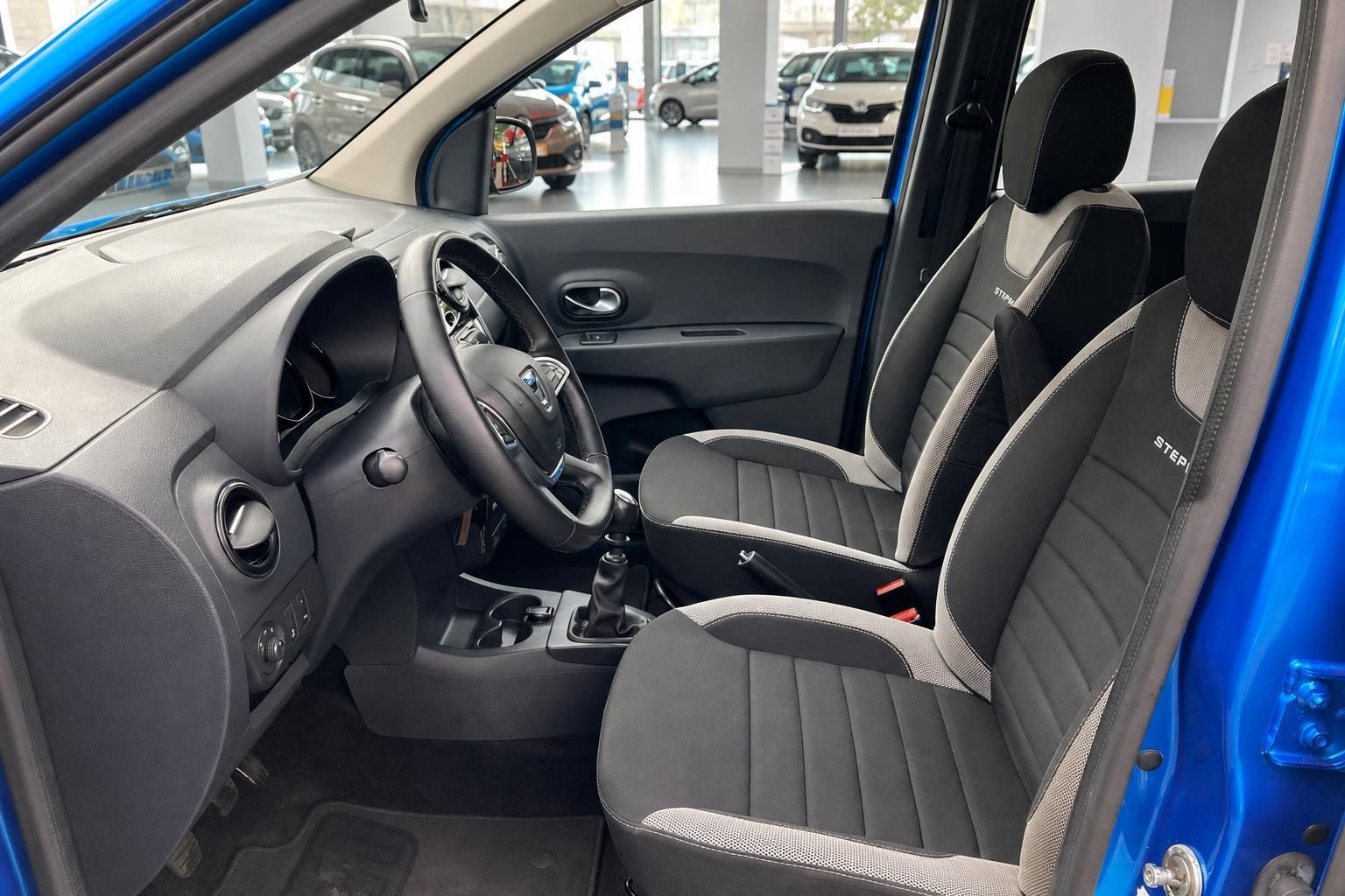 Dacia Stepway Vordersitze und Cockpit Innenraumansicht blau