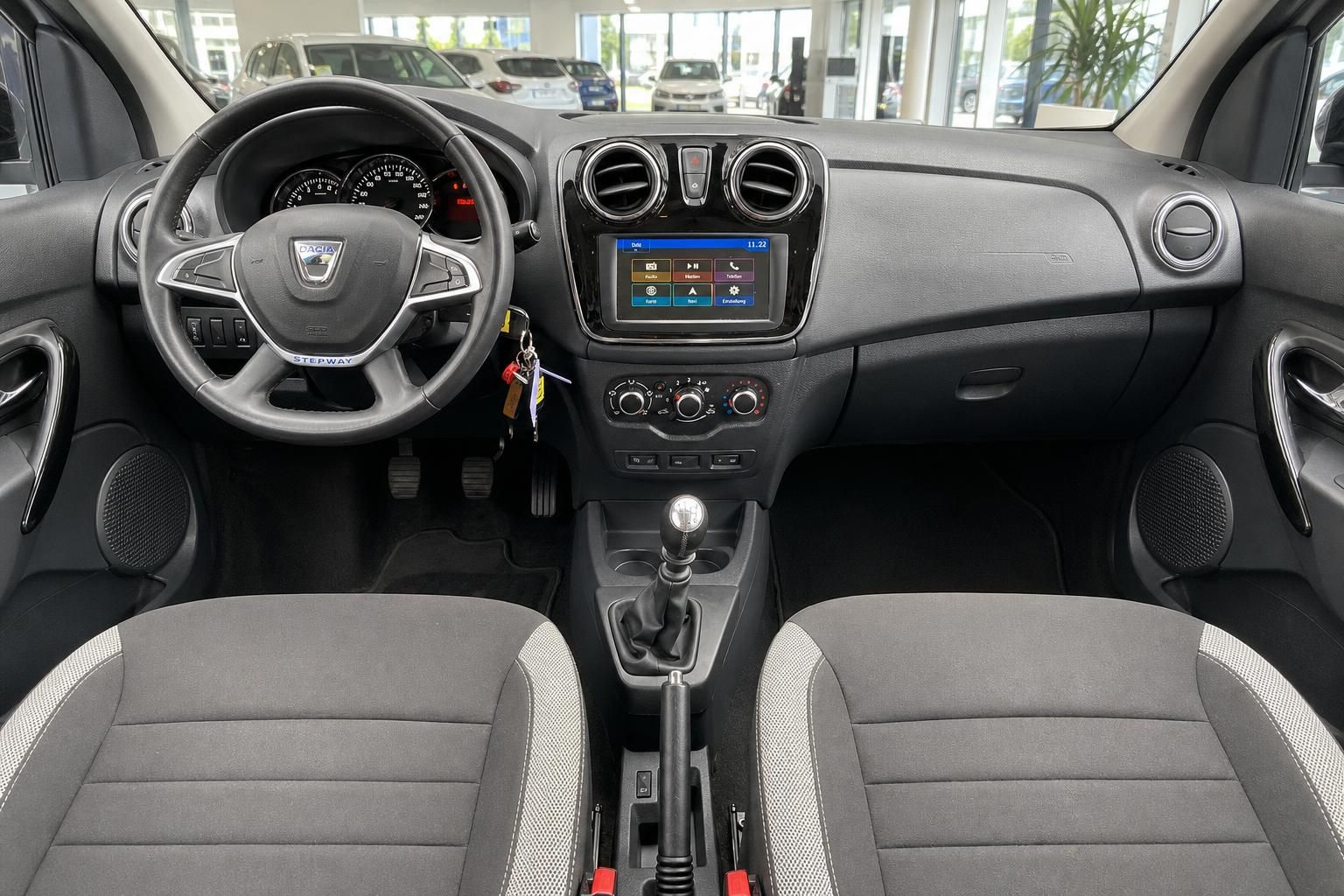 Dacia Sandero Stepway Cockpit mit Lenkrad und Navigationssystem