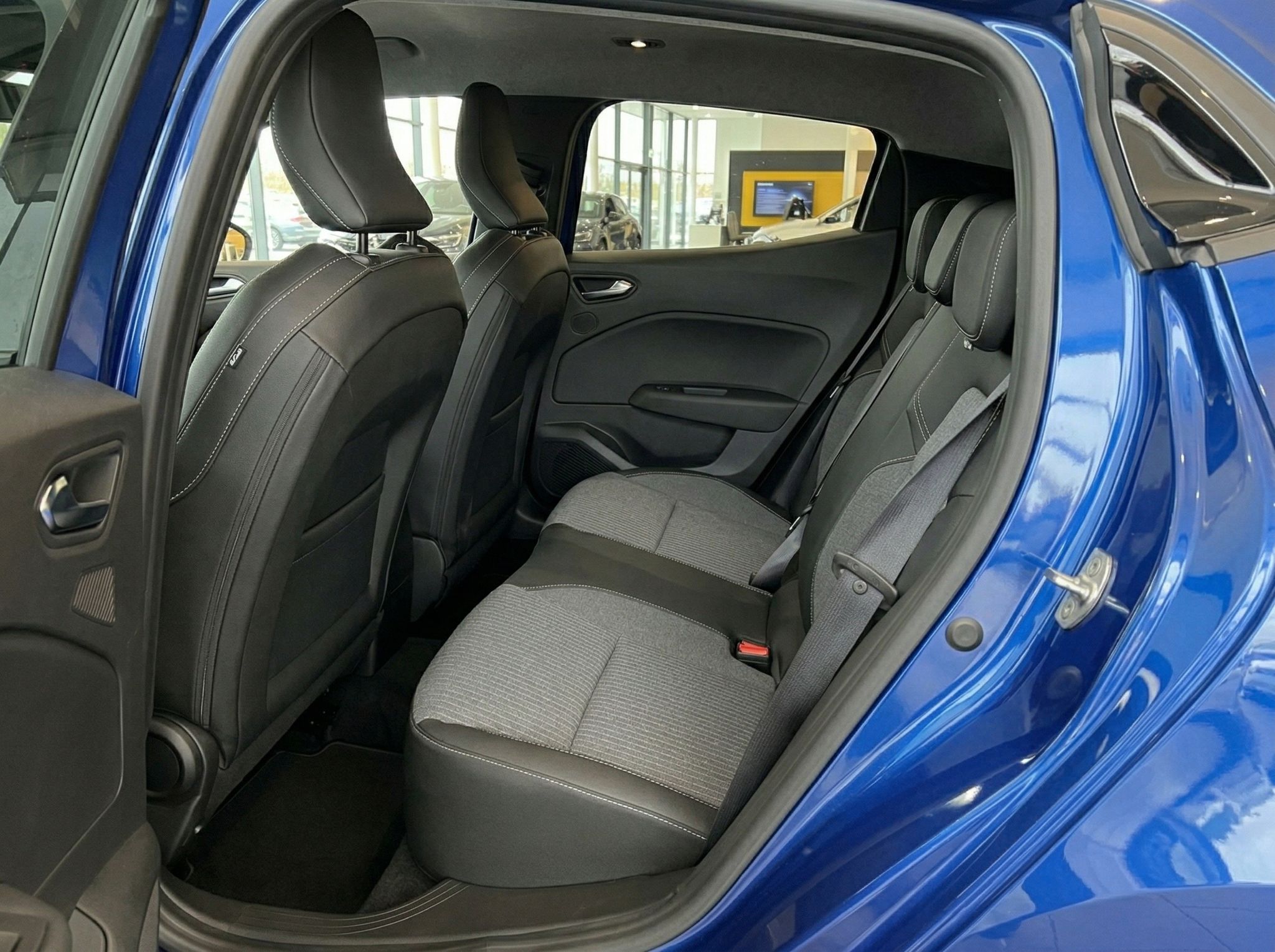 Renault Rücksitze mit grauer Stoffausstattung und Sicherheitsgurten