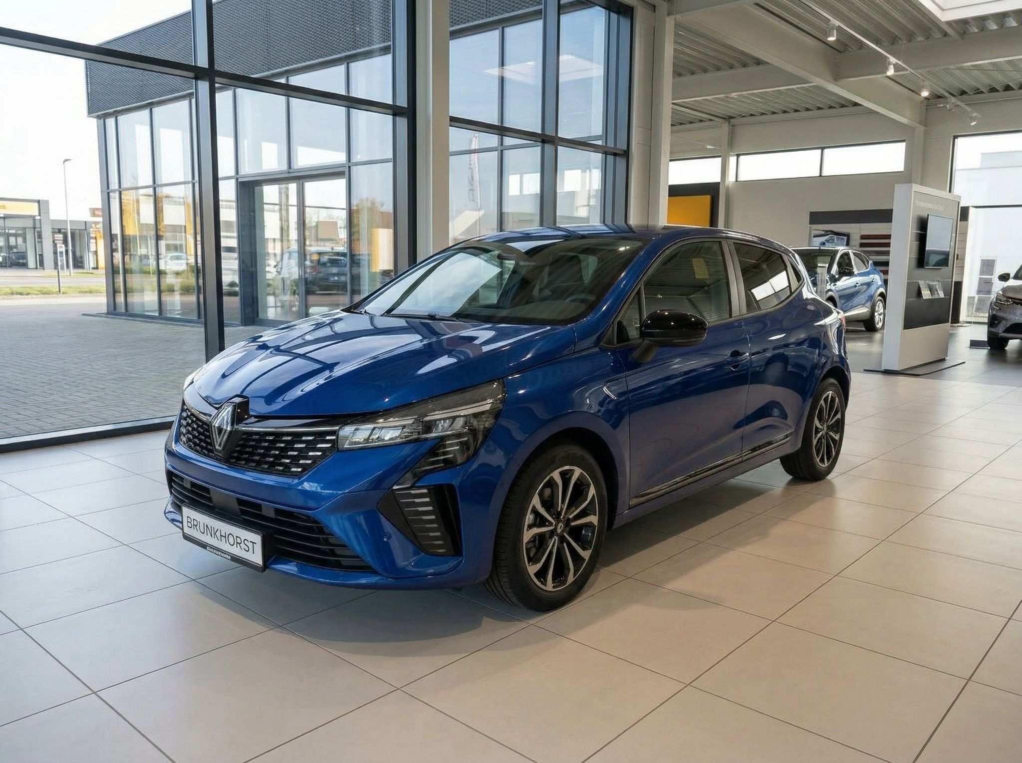 Blauer Renault Clio im Autohaus Showroom - seitliche Ansicht mit modernem Design und Leichtmetallfelgen