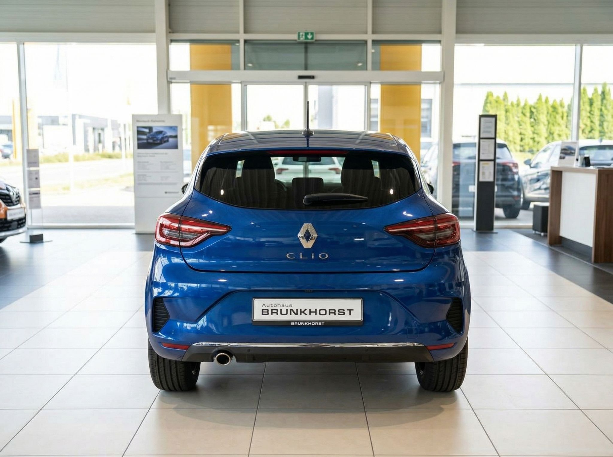 Renault Clio Heckansicht in blau - LED-Rückleuchten und elegantes Design im Autohaus