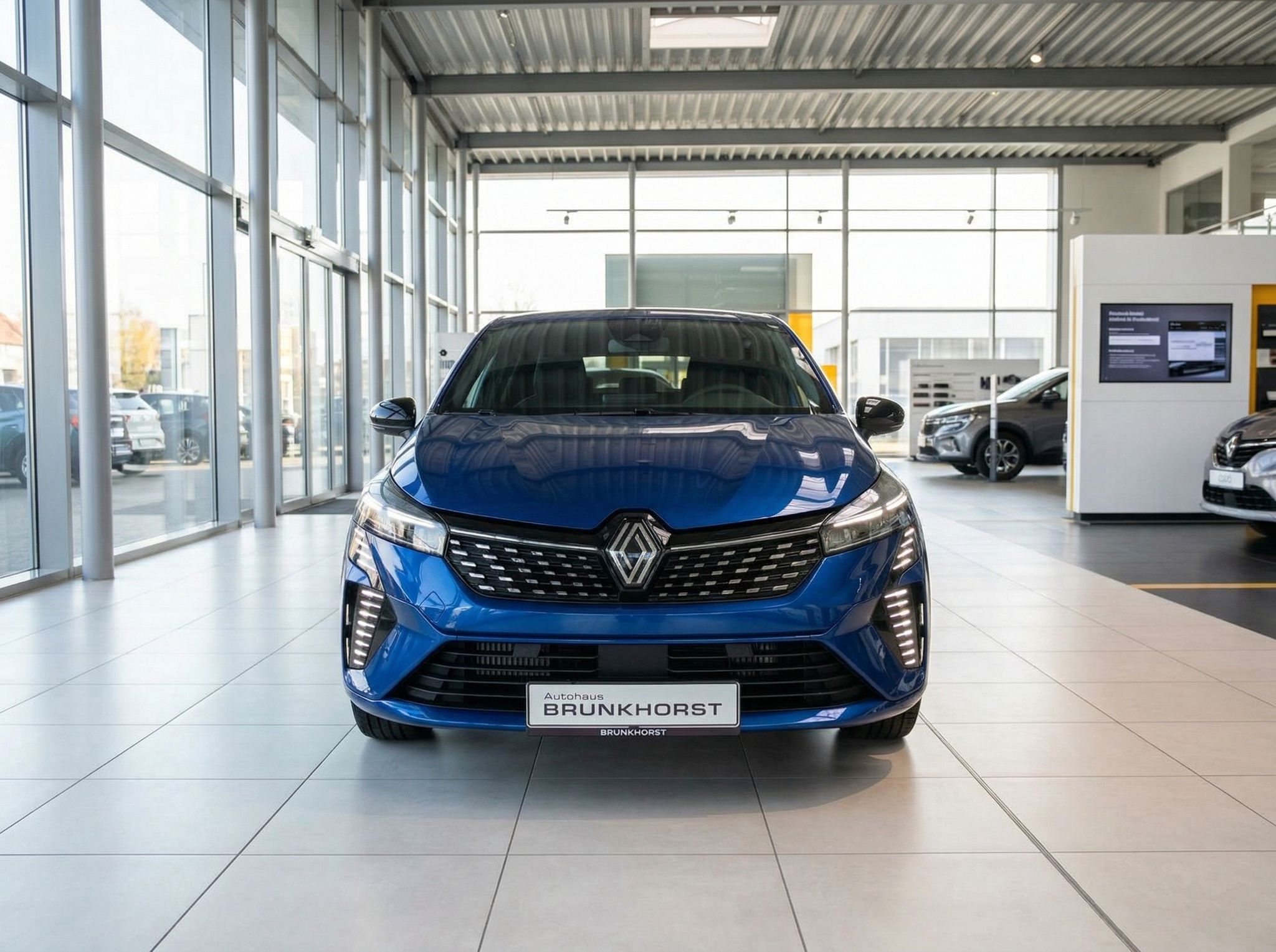 Renault Clio Frontansicht in blau - moderne LED-Scheinwerfer und Renault-Kühlergrill im Showroom