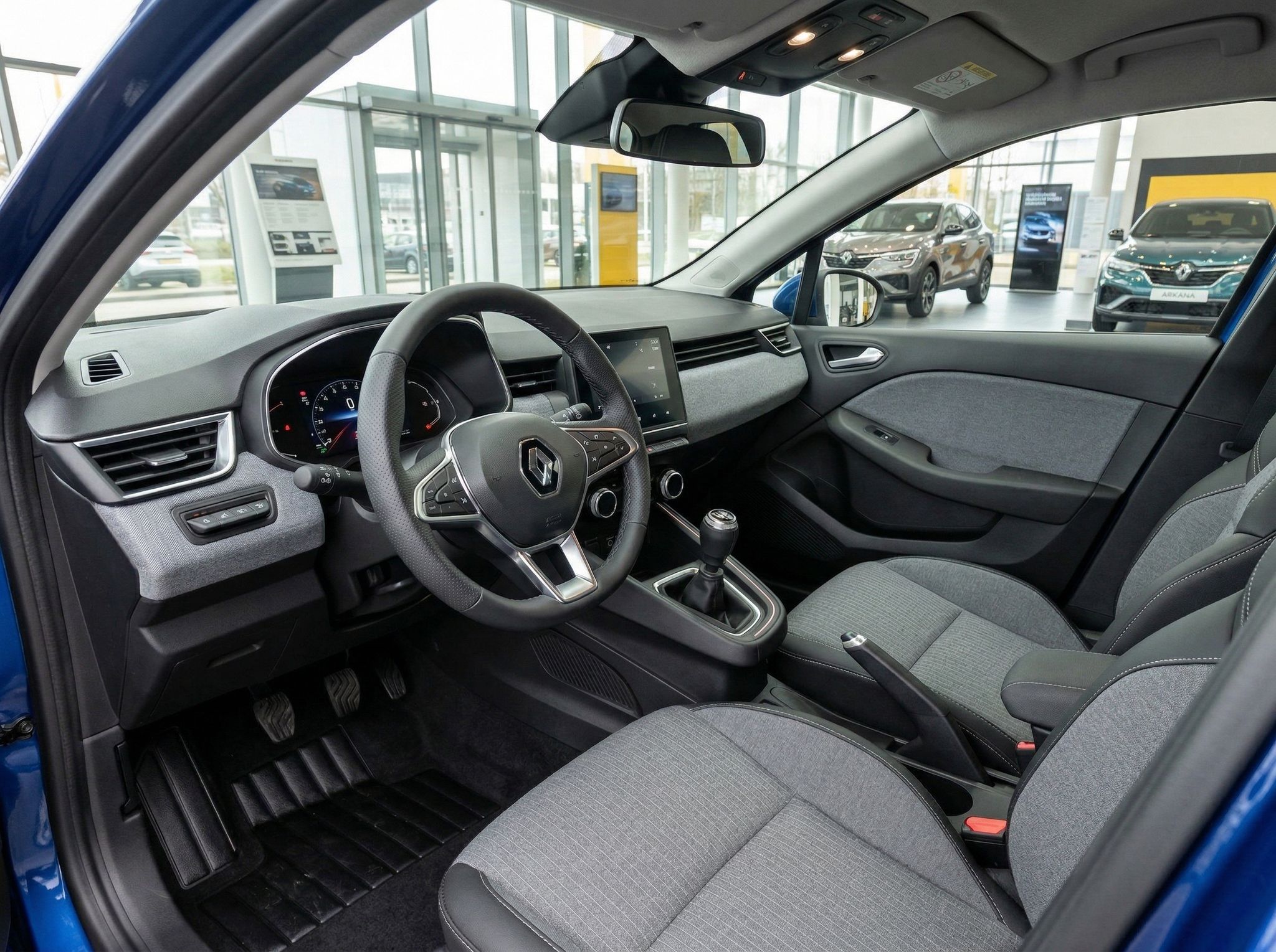 Renault Clio Innenraum - graue Stoffsitze, Lenkrad und Armaturenbrett mit Touchscreen