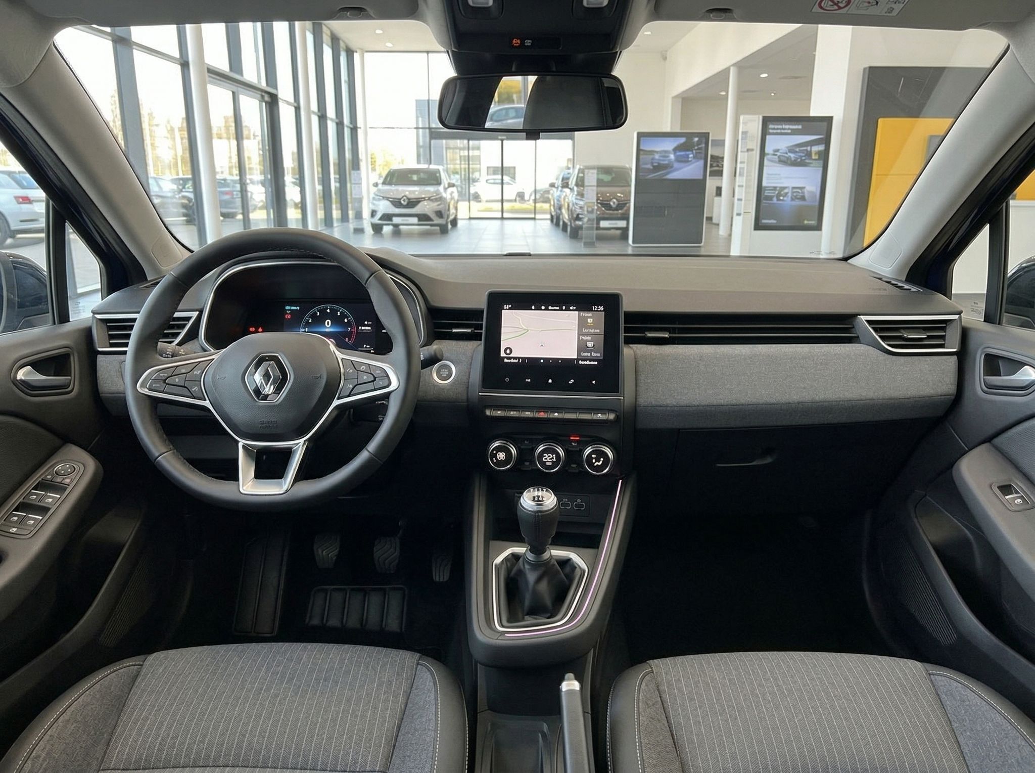 Renault Innenraum mit Lenkrad, Touchscreen und Schaltknauf im Autohaus