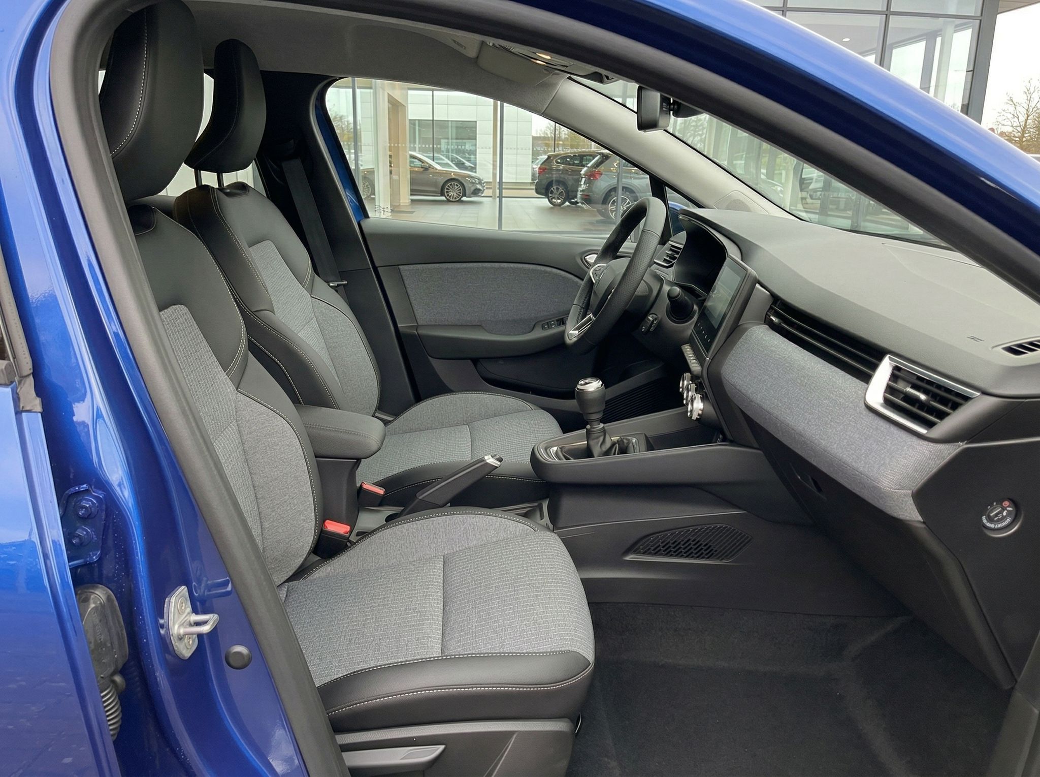 Renault Fahrzeuginnenraum mit grauen Stoffsitzen und Armaturenbrett