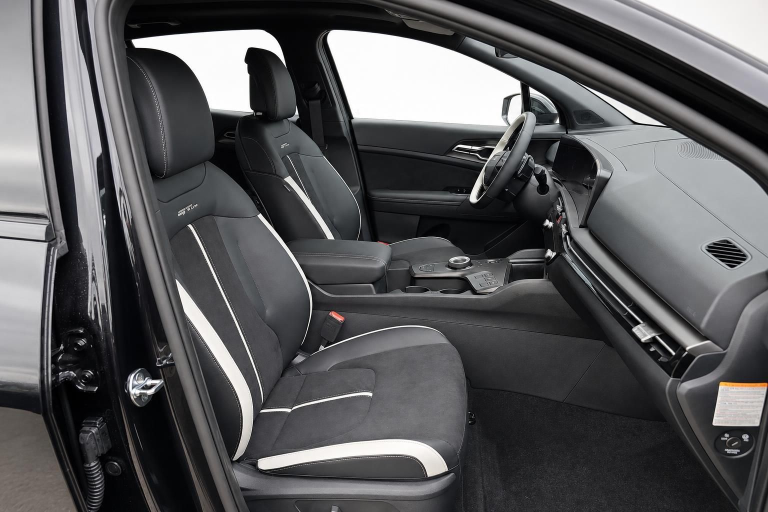 Kia SUV Innenraum mit schwarz-weißen Sportsitzen und ST-Line Ausstattung