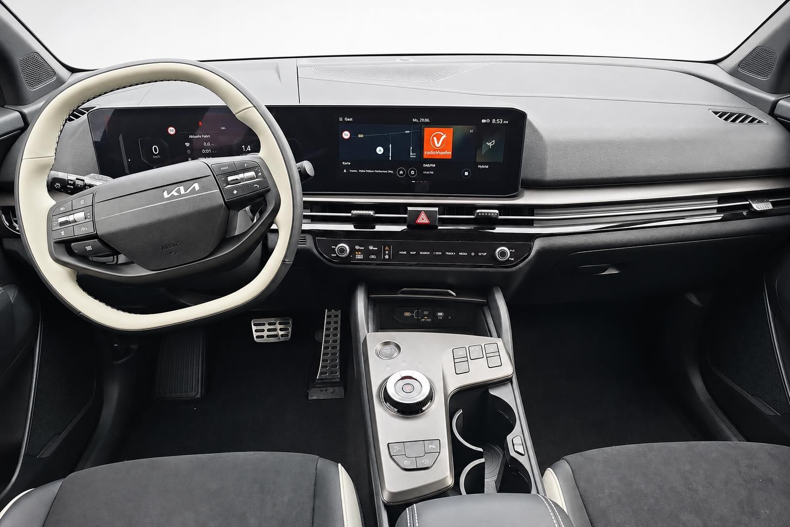 Kia Cockpit mit digitalem Display, Lenkrad und Mittelkonsole im Detail
