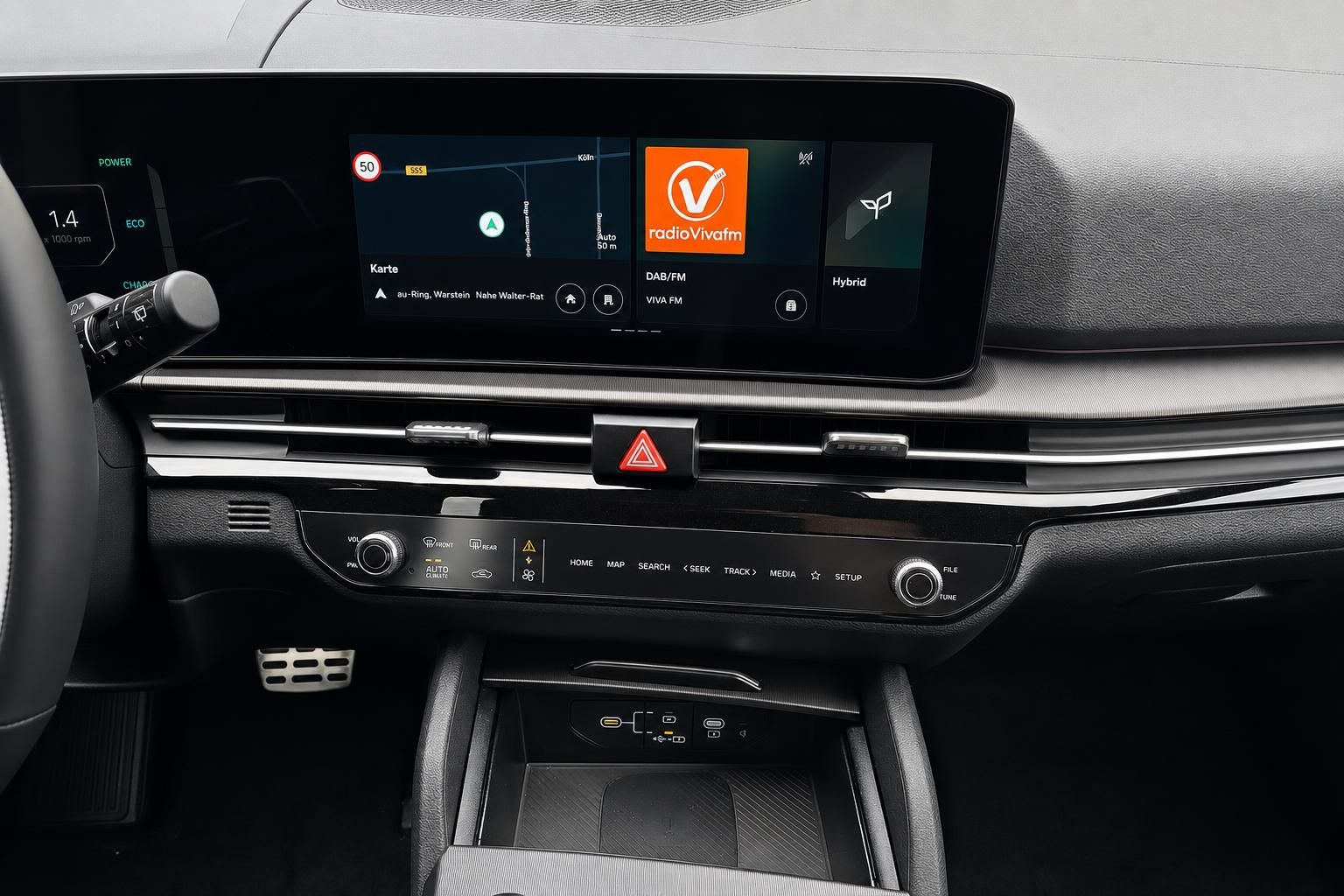 Kia Infotainment-Display mit Navigation und Radiosender im Cockpit