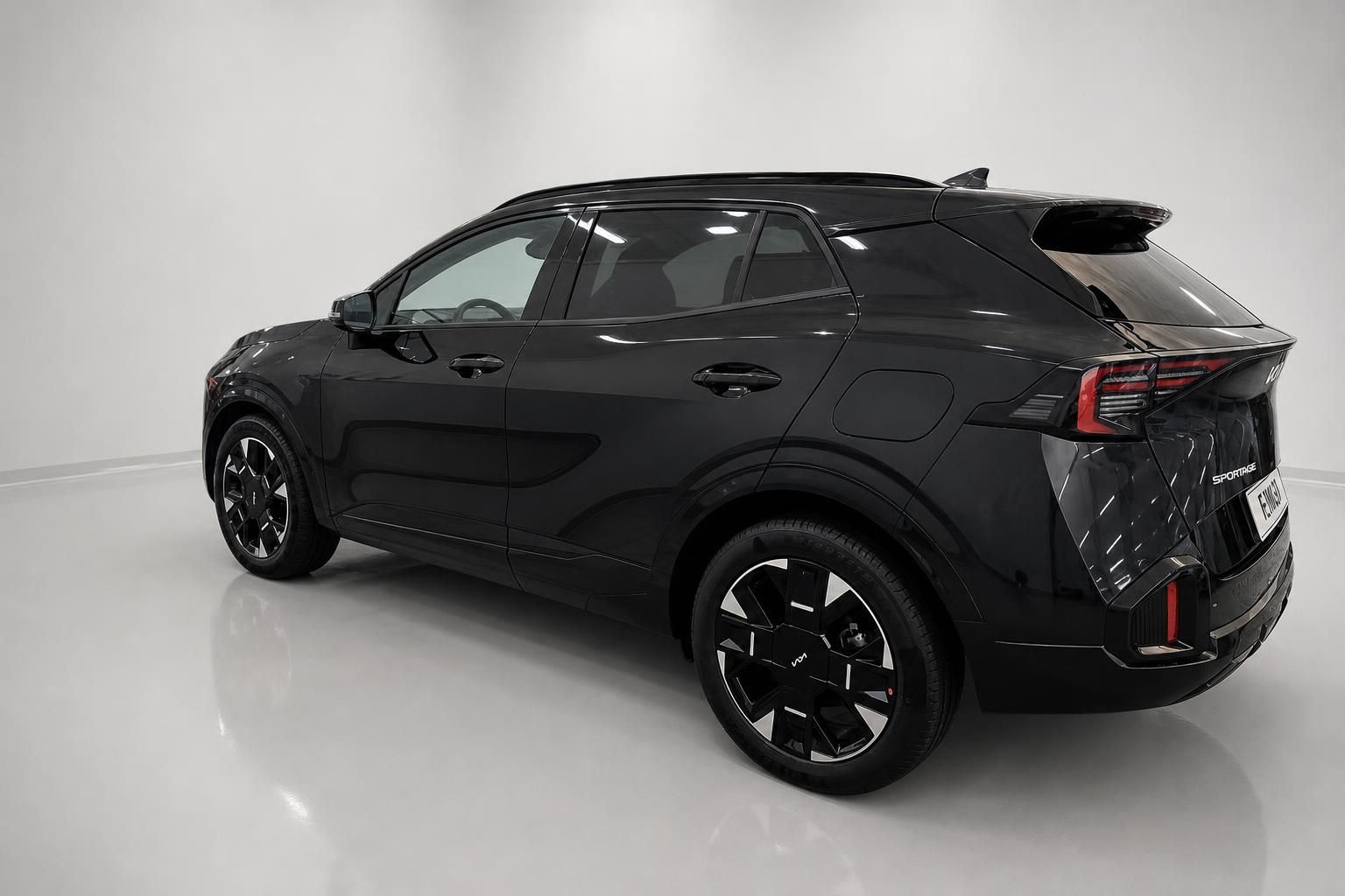 Kia Sportage schwarz Heckansicht Studio Neuwagen