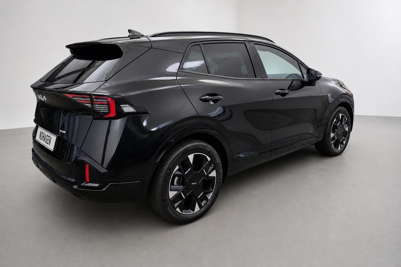 Kia Sportage schwarz Heckansicht seitlich im Studio